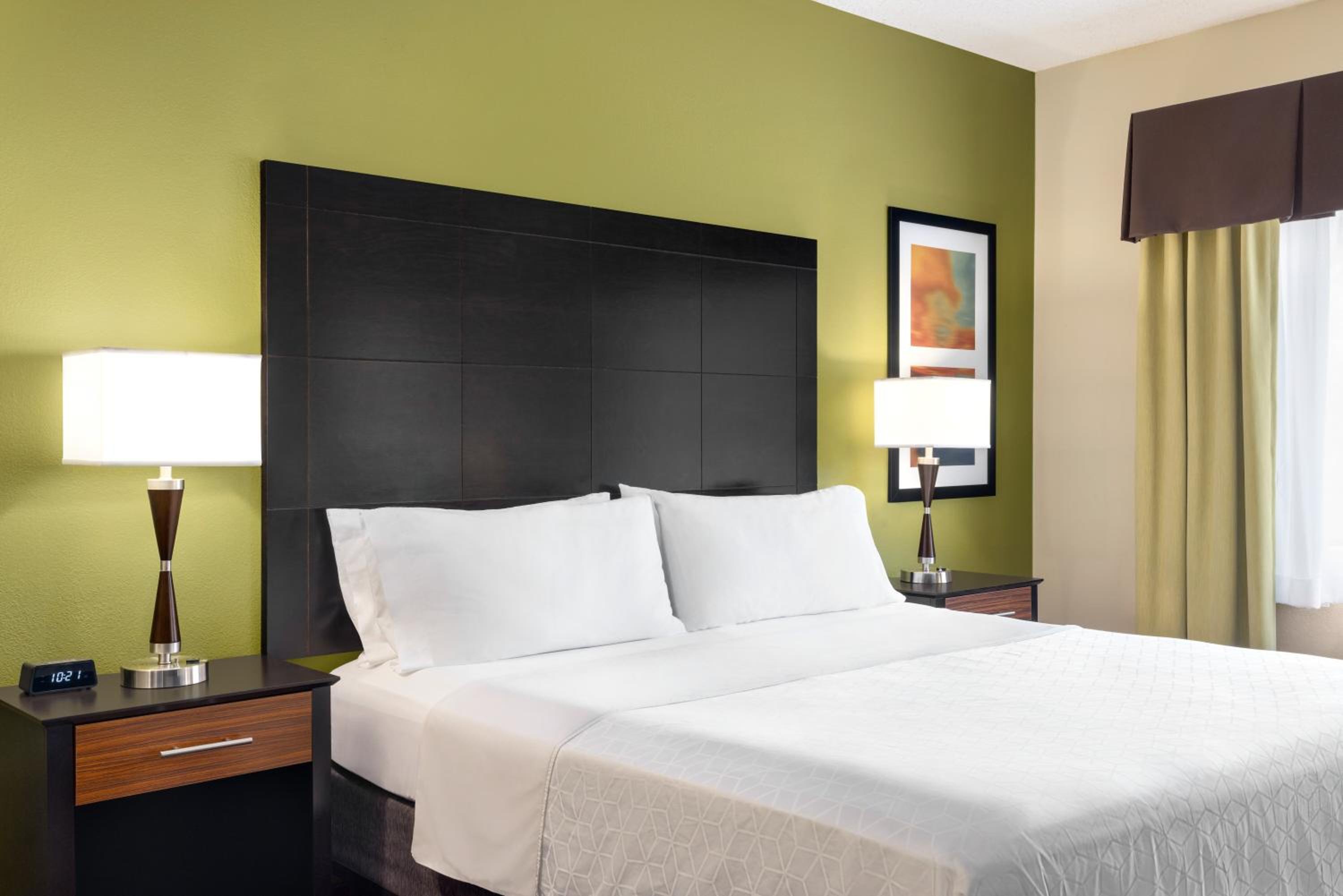 Standard King Room with Mobility Accessible Roll-In Shower - Photo 3