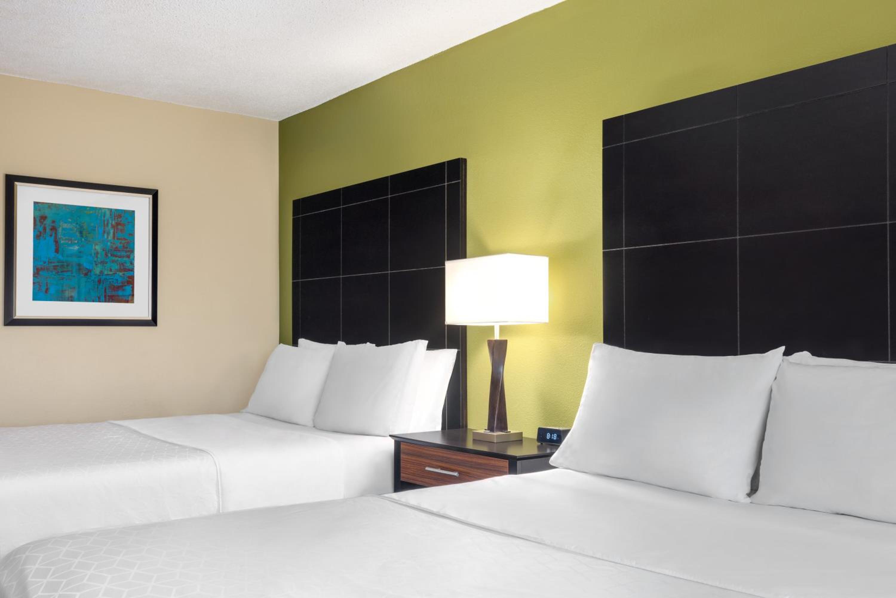 Standard Room with Two Queen Beds - Photo 4
