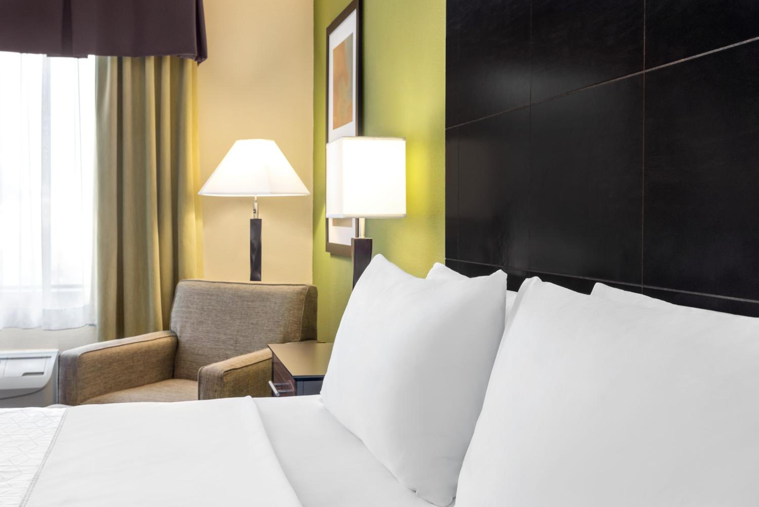 Standard King Room - Photo 5