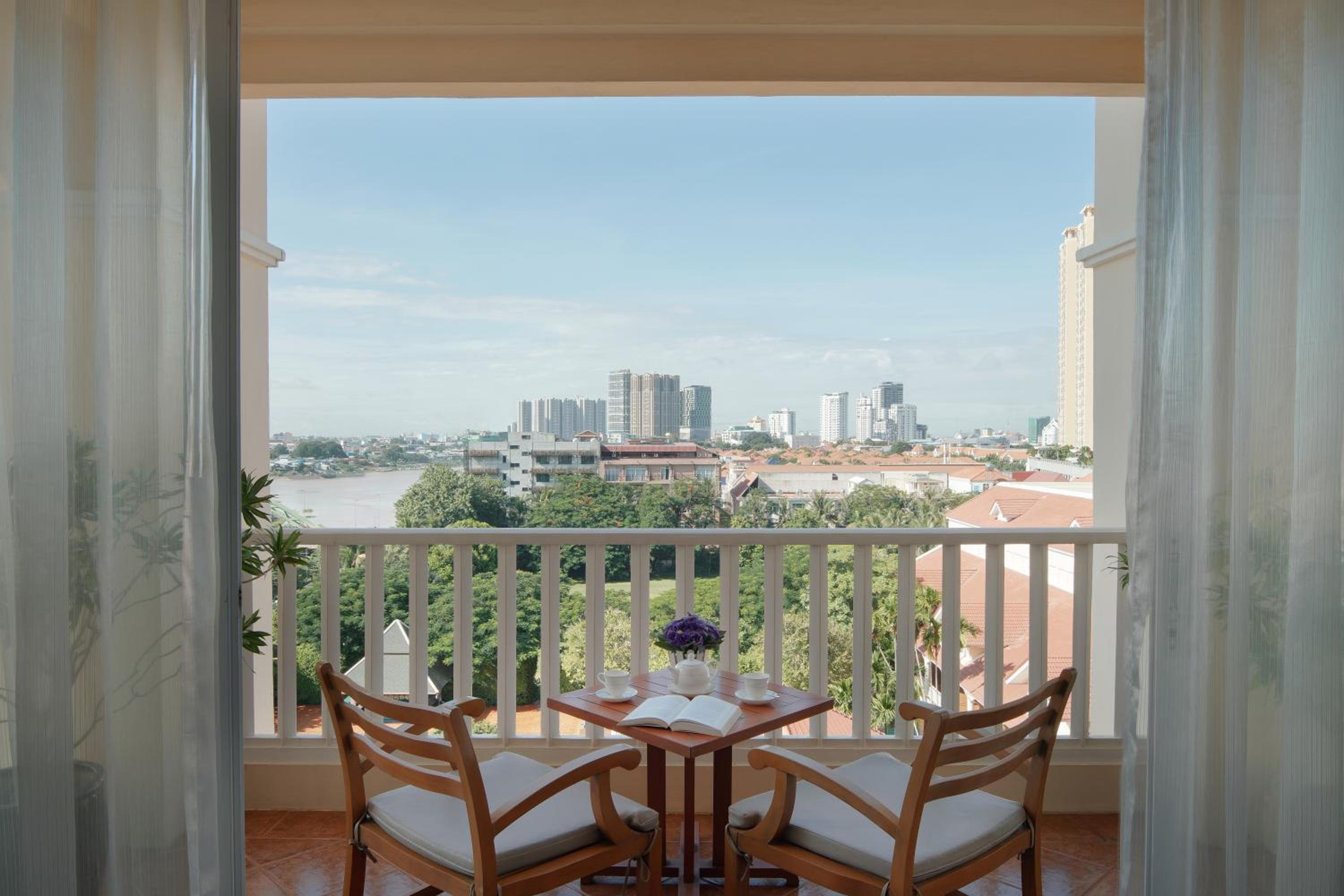 Luxury Club King Room with Executive Lounge Access - Photo 8