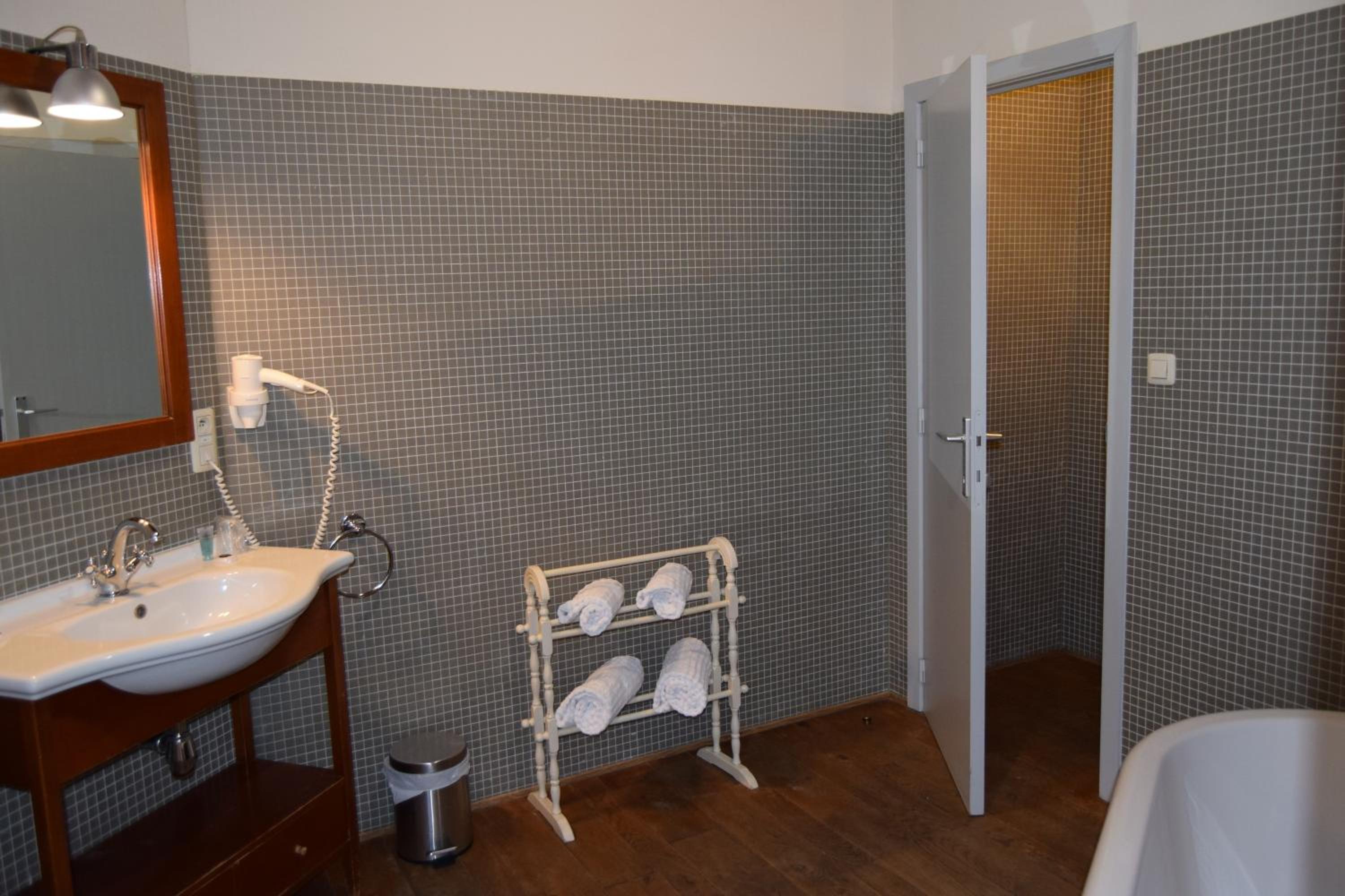 Suite - Photo 3