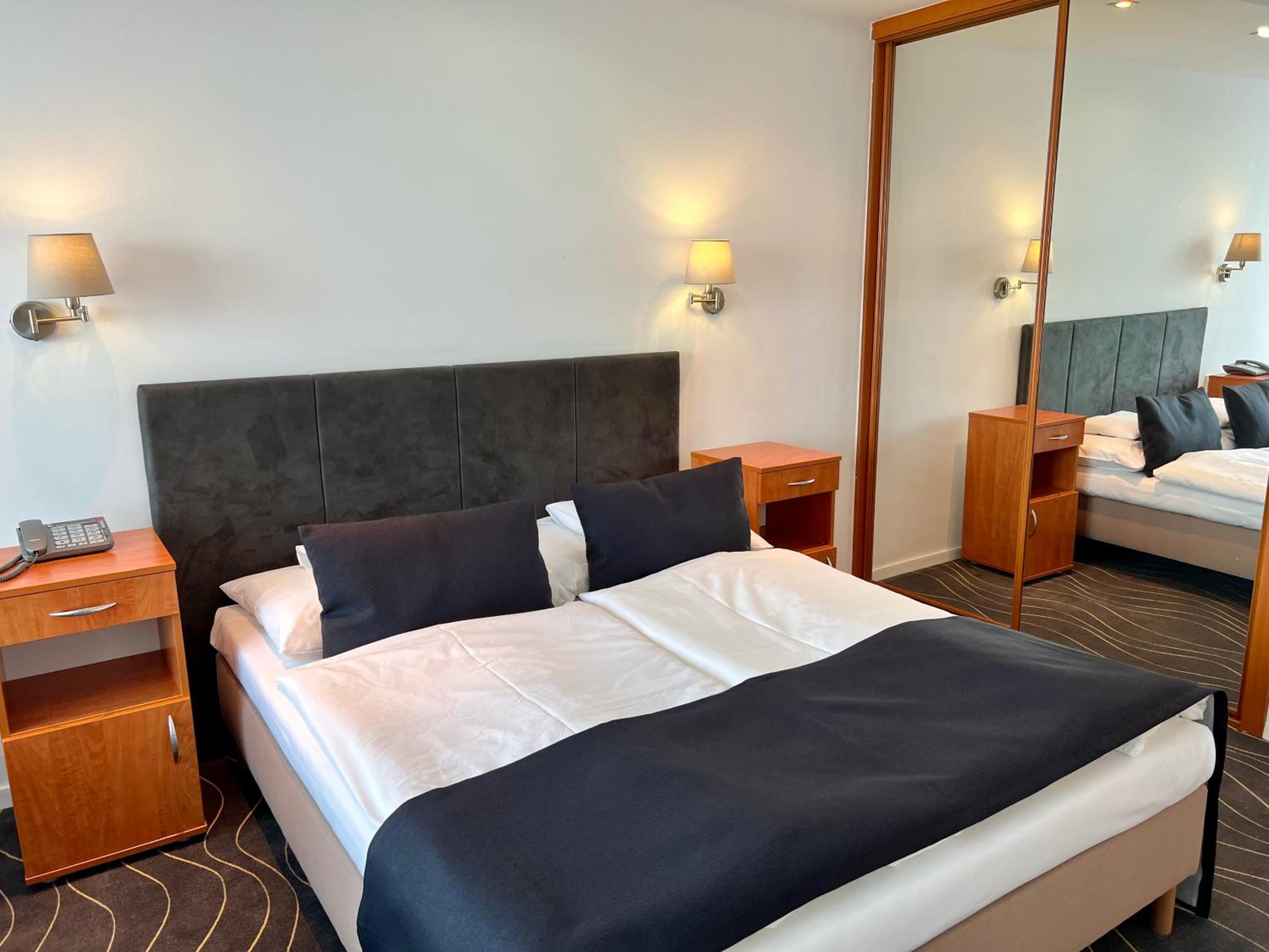 Double Room with Pool View - Photo 4