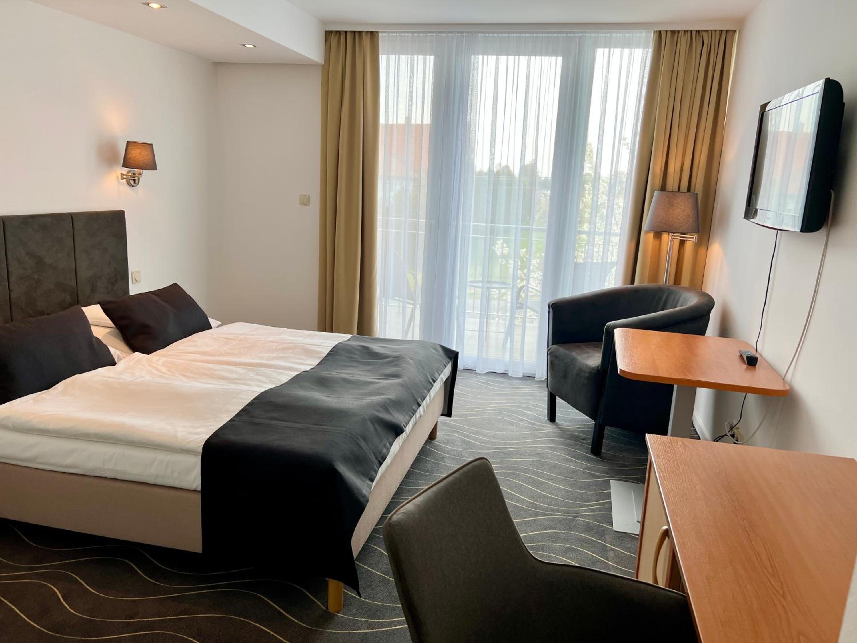 Double Room with Pool View - Photo 7