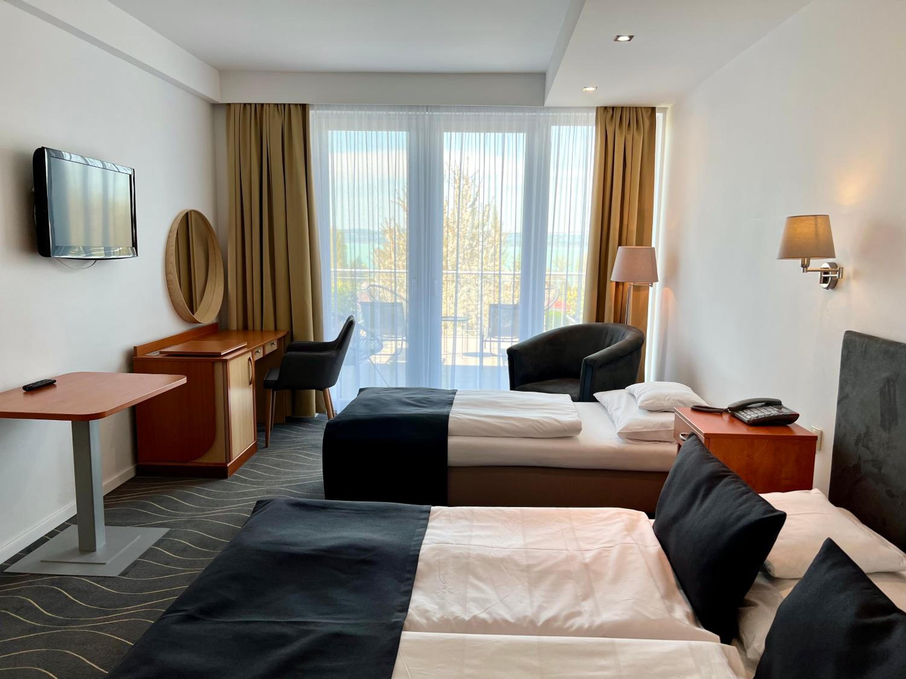 Superior Double or Twin Room with Lake View - Photo 2