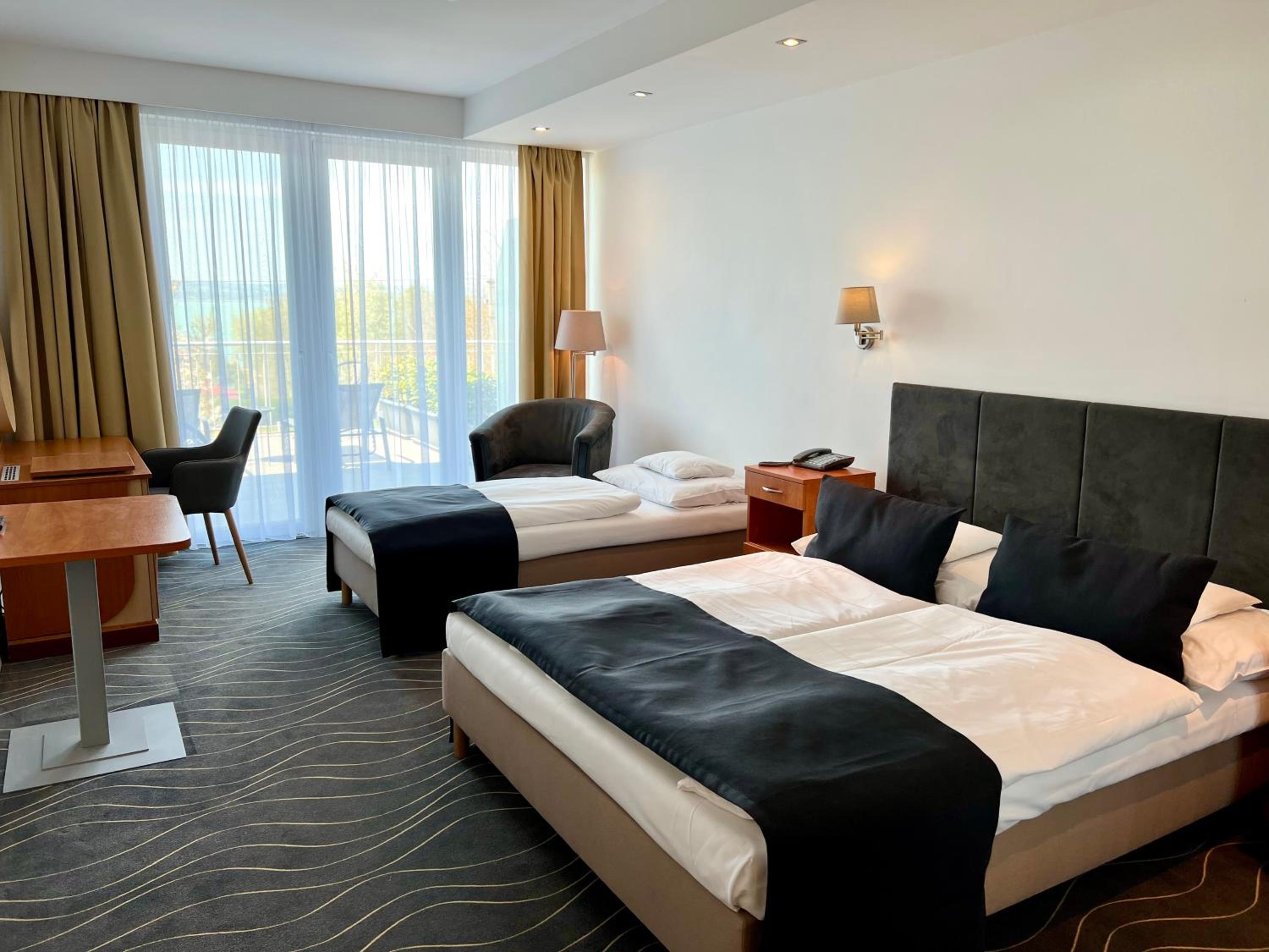 Superior Double or Twin Room with Lake View - Photo 3