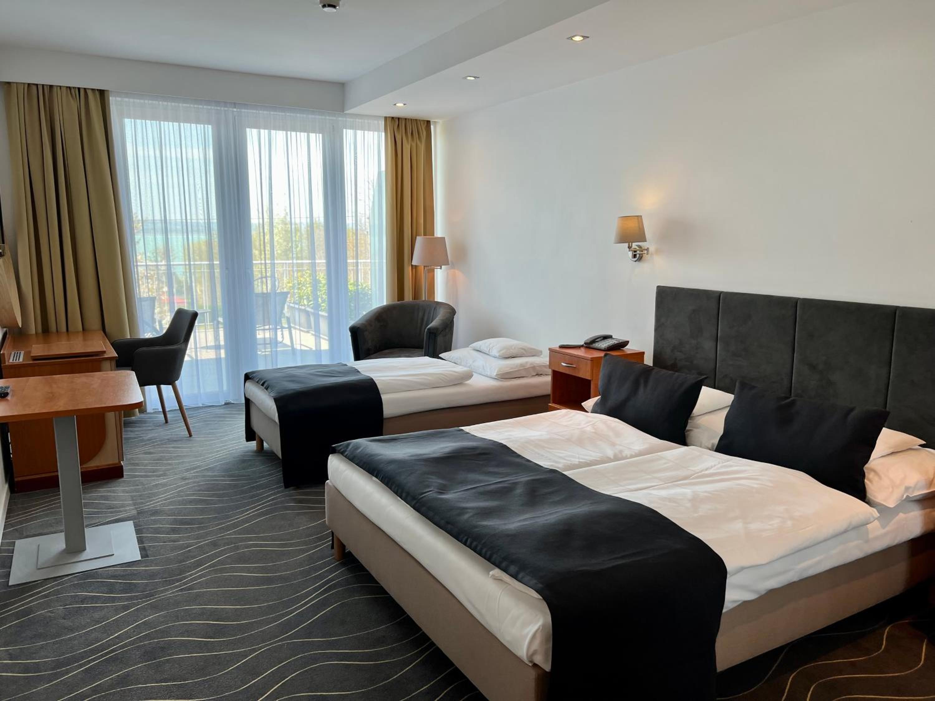 Superior Double or Twin Room with Lake View - Photo 7