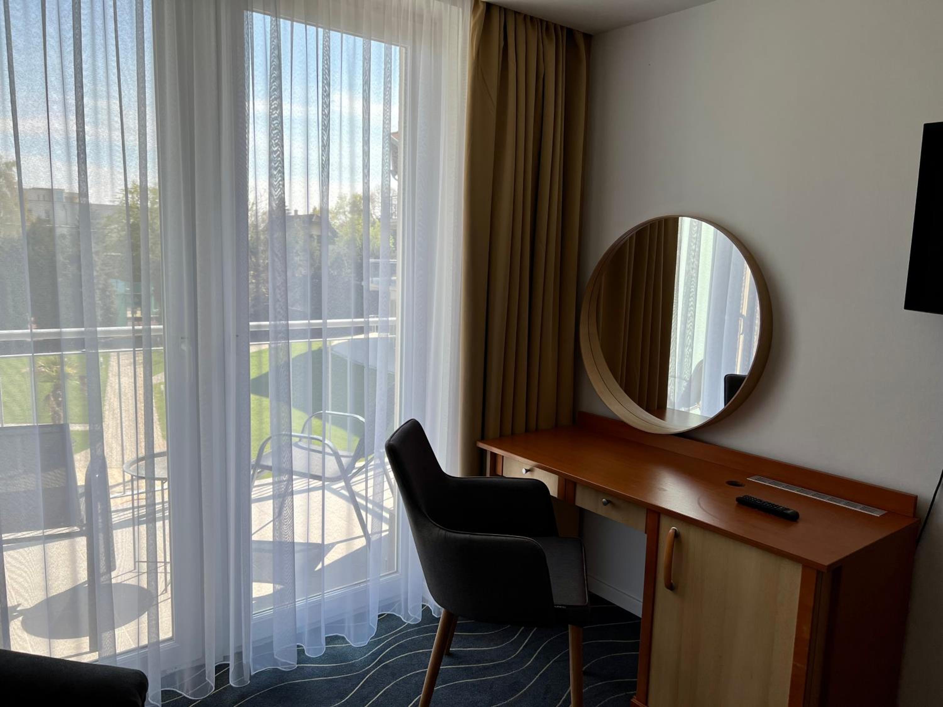 Double Room with Pool View - Photo 6