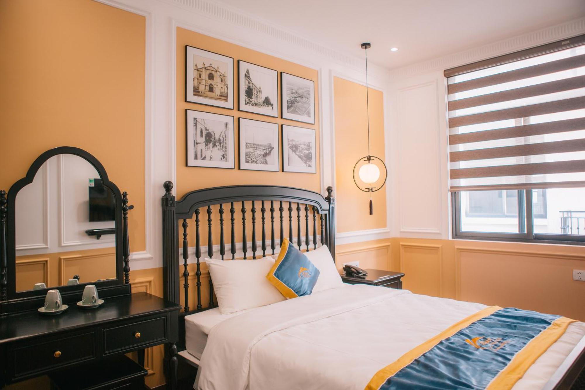 Deluxe Queen Room - Photo 11