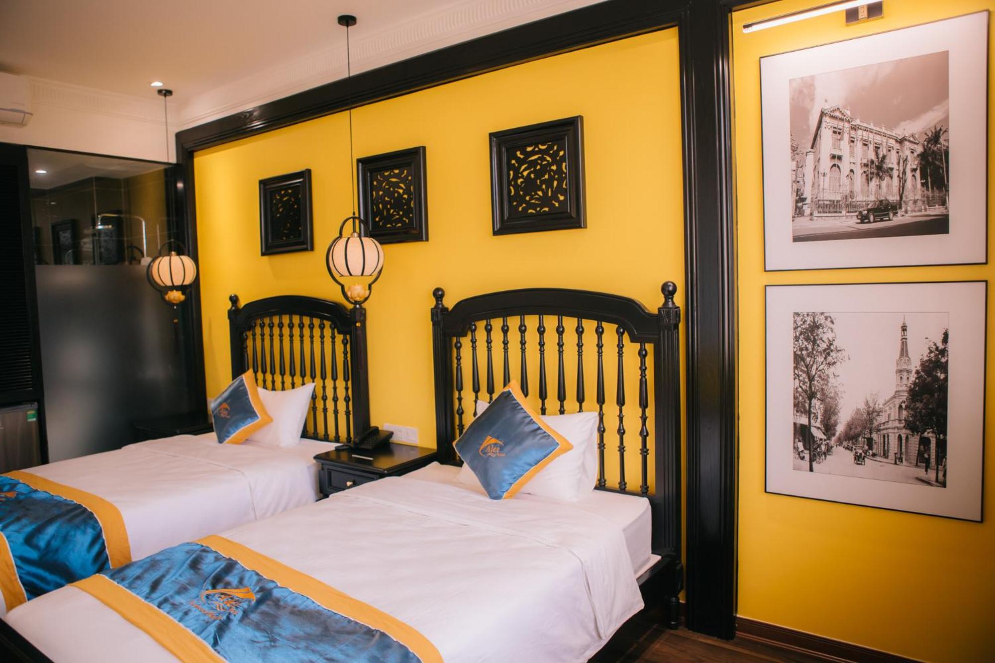 Twin Room With Private Bathroom - Photo 3