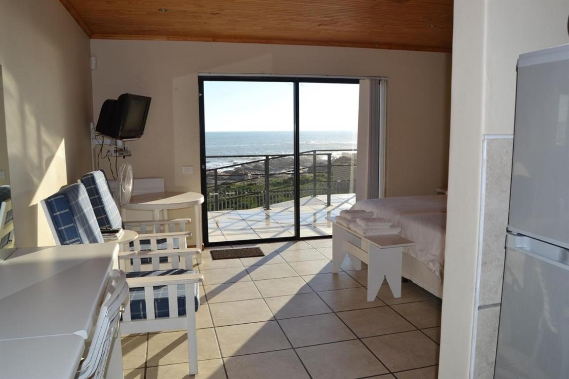 One-Bedroom Apartment - Photo 9