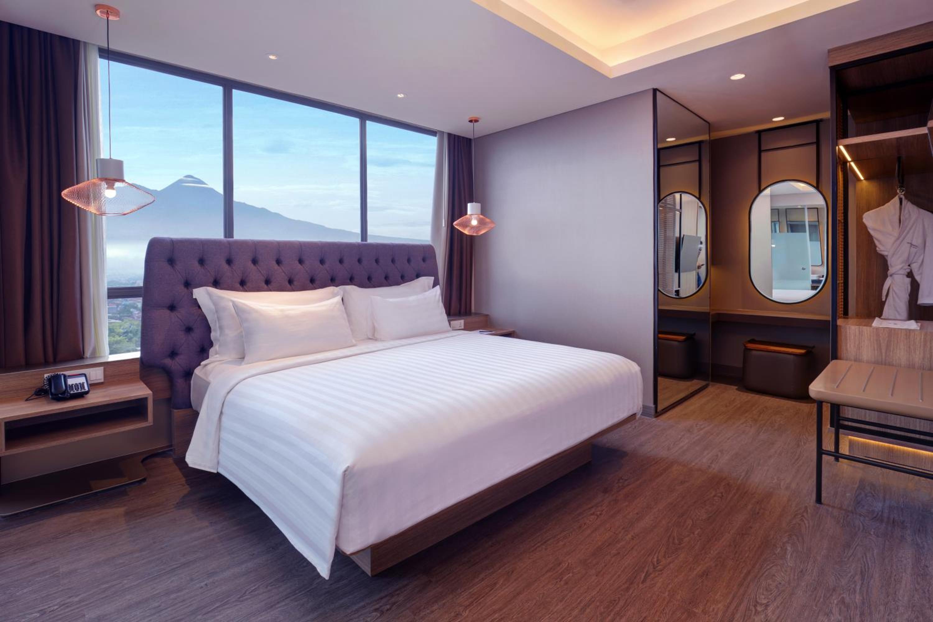 Executive King Suite with Mountain View - Photo 4
