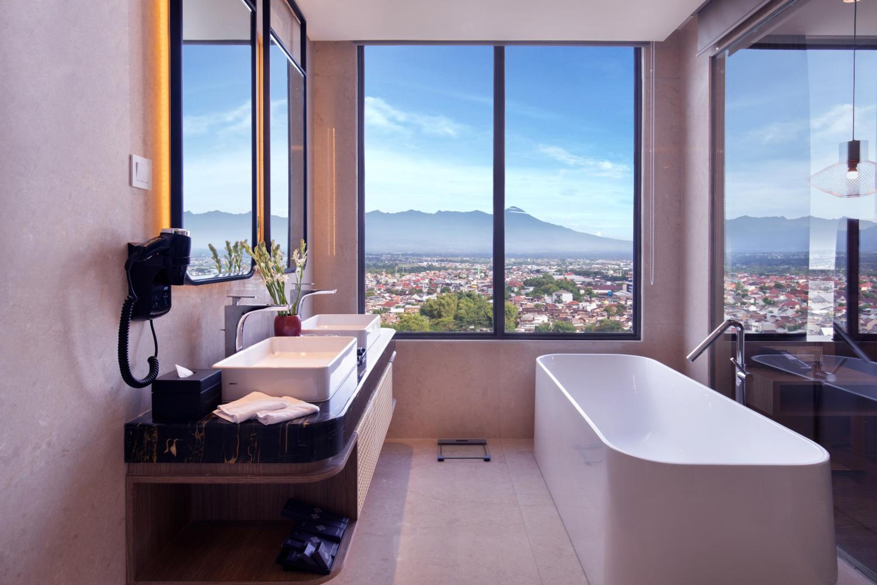 Executive King Suite with Mountain View - Photo 5