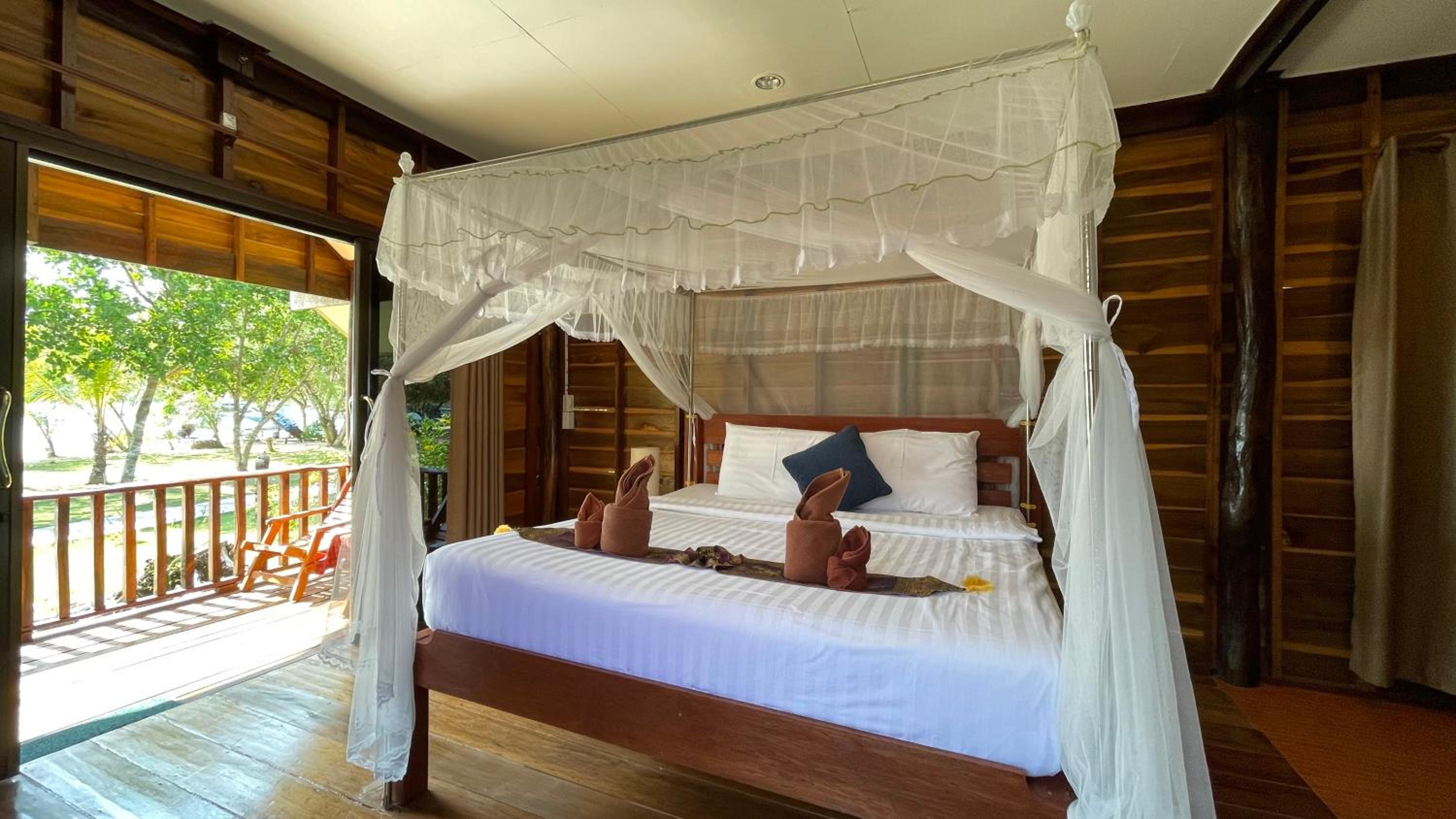 Bungalow with Fan - Beach Front