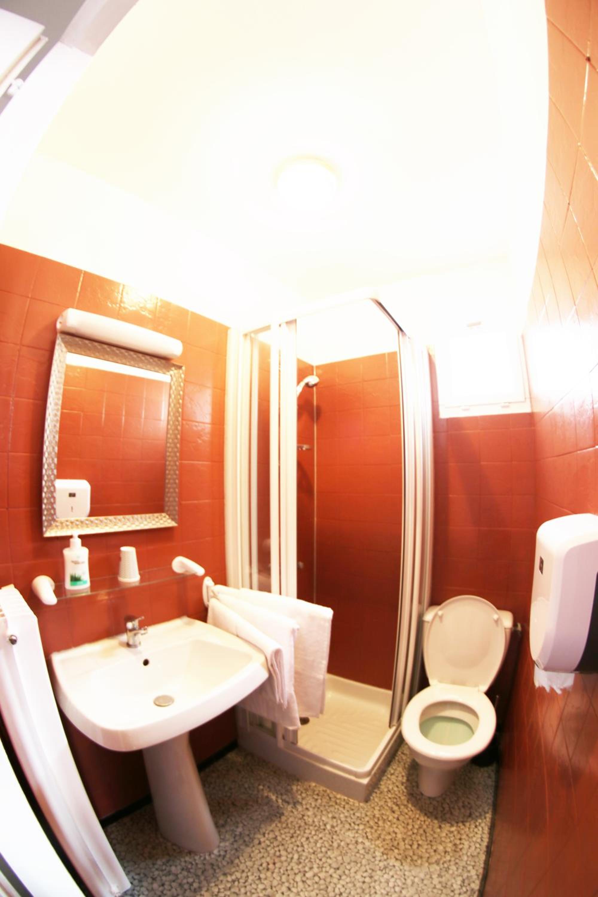 Triple Room with Shower and Toilet photo 3