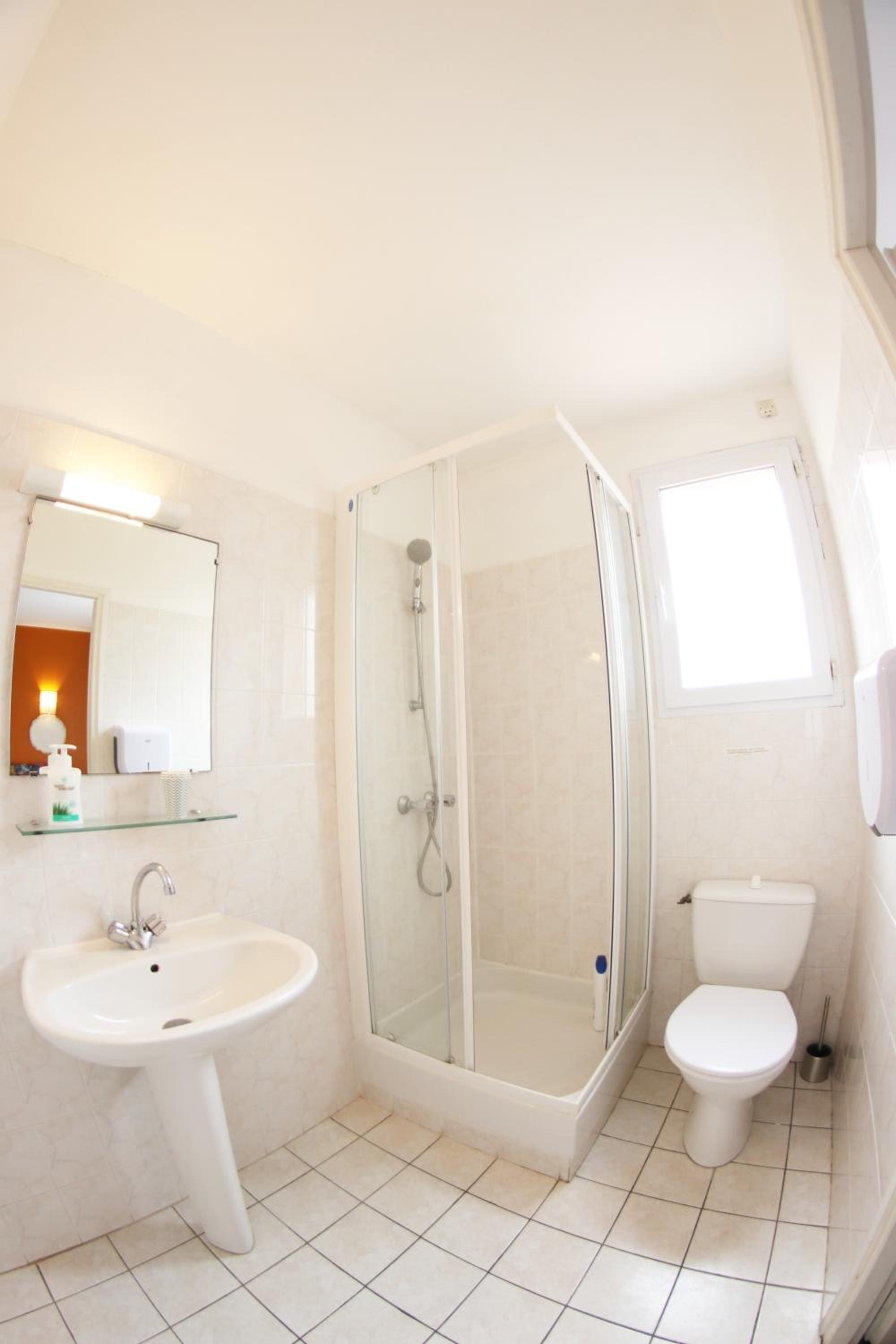 Triple Room with Shower and Toilet photo 2