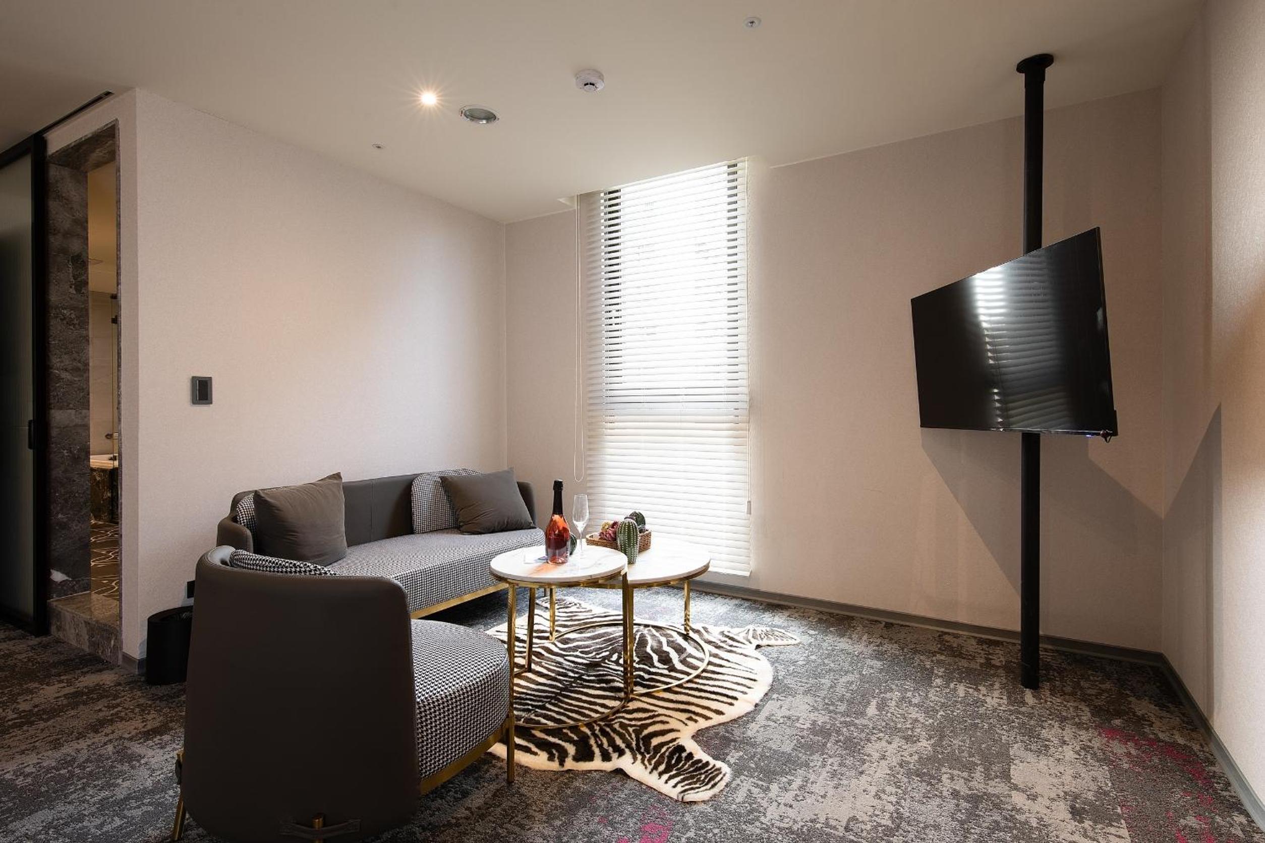 Quadruple Room - Photo 8