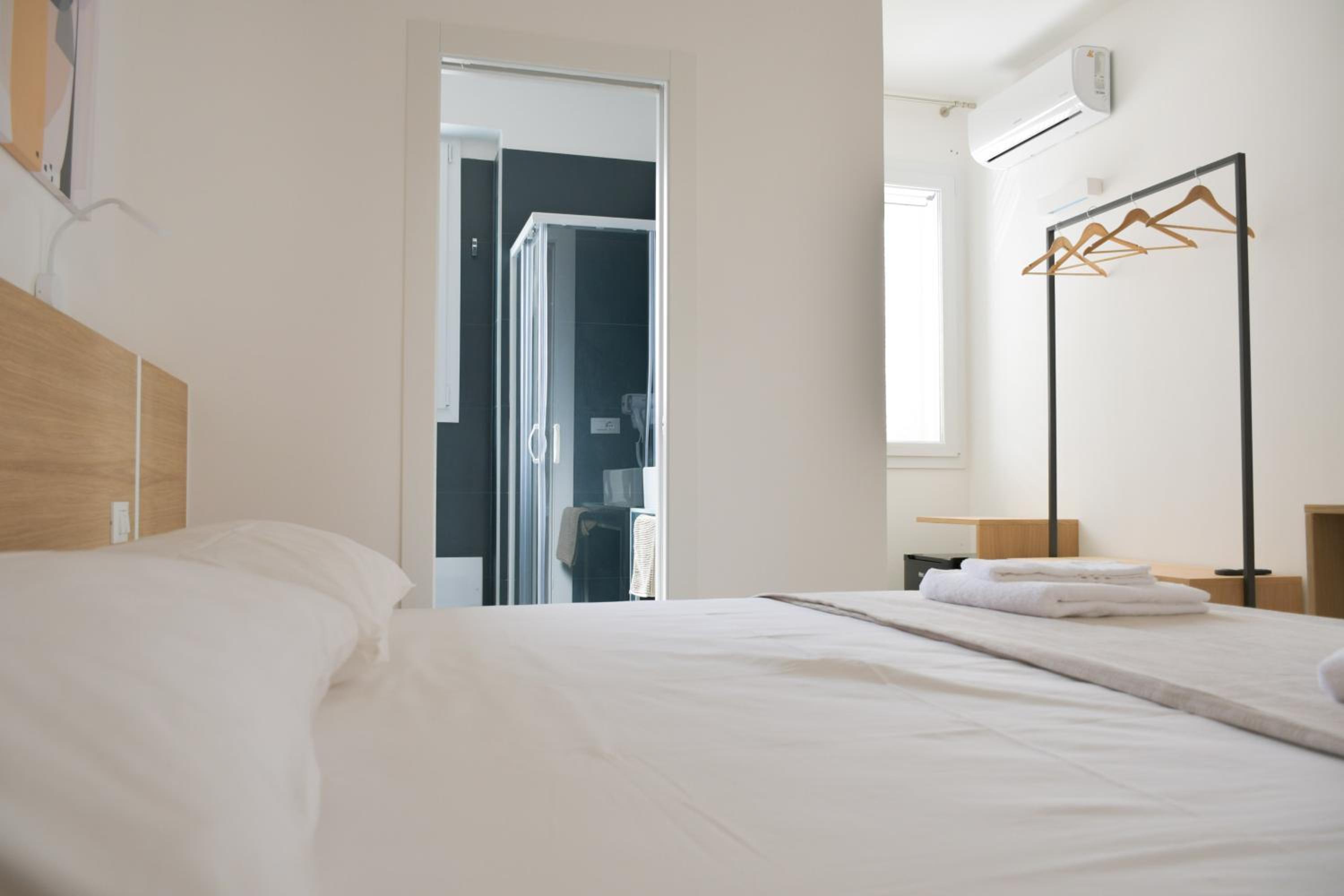 Double Room with Balcony - Photo 4