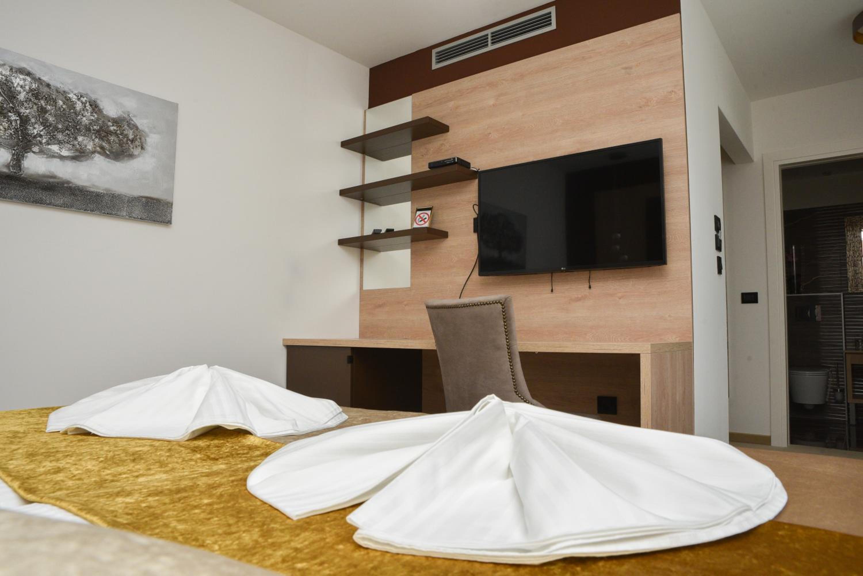 Deluxe Double Room with Shower - Photo 6
