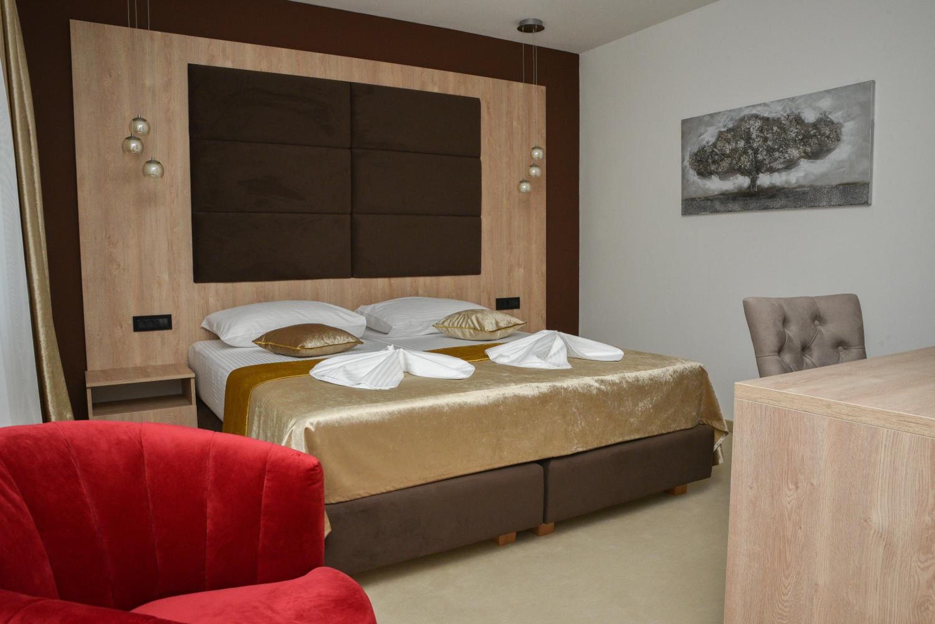 Deluxe Double Room with Shower - Photo 7