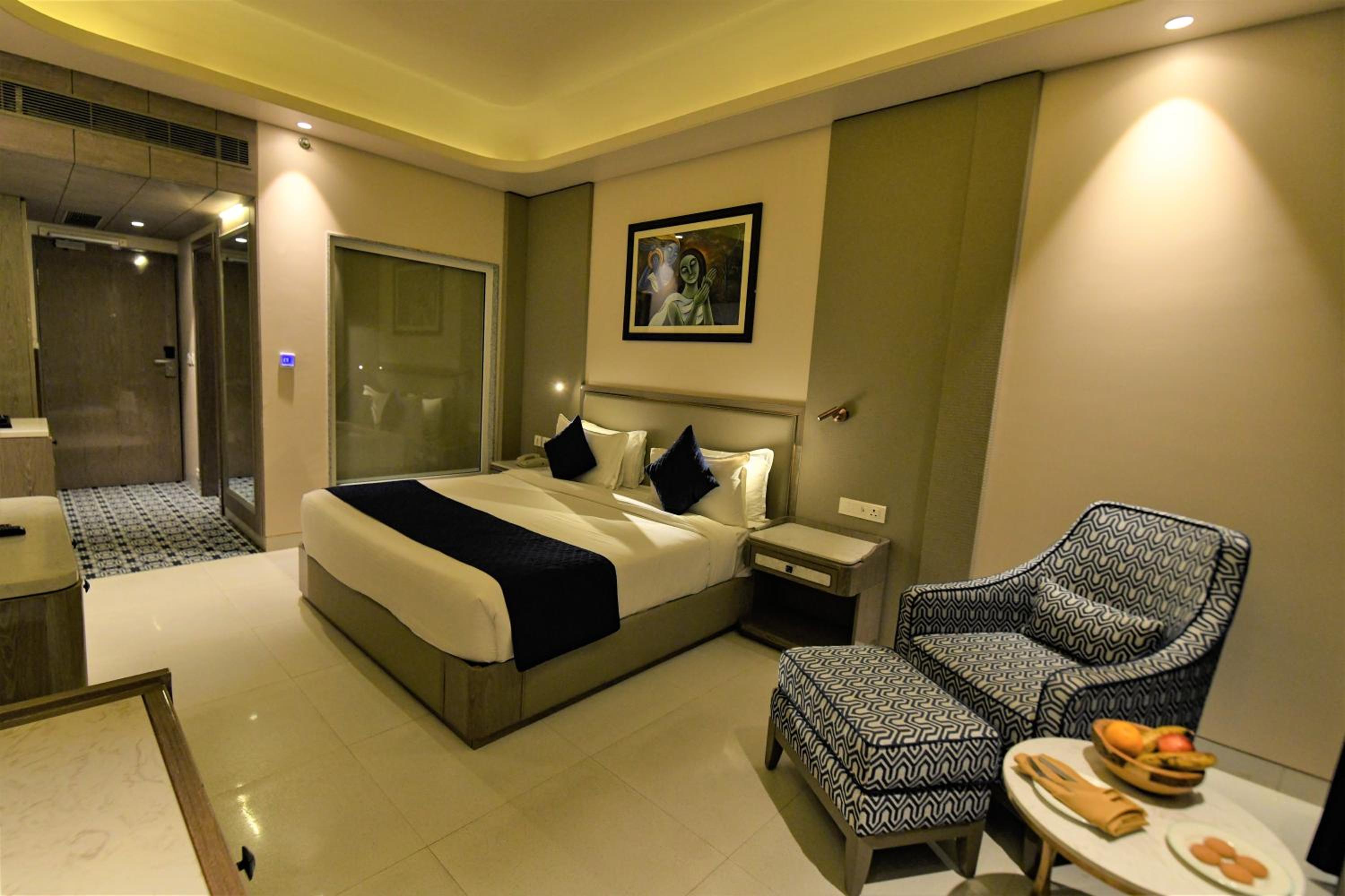 Suite – 15% off on session of Spa, 10% off on Food & Beverage services, 10% off on Access to Club Suite – 15% off on session of Spa, 10% off on Food & Beverage services, 10% off on Access to Club