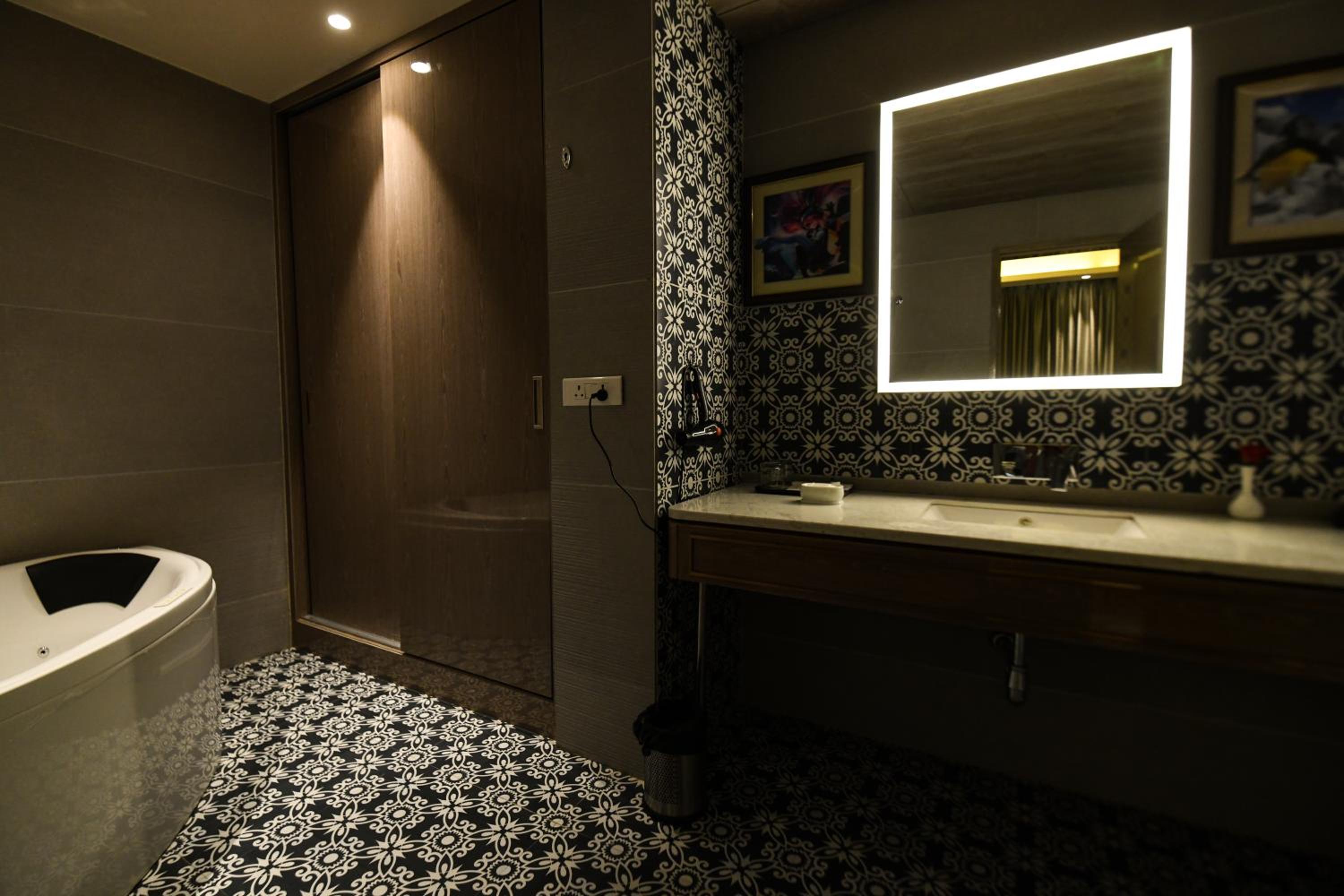 Suite - 15% off on session of Spa, 10% off on Food & Beverage services, 10% off on Access to Club