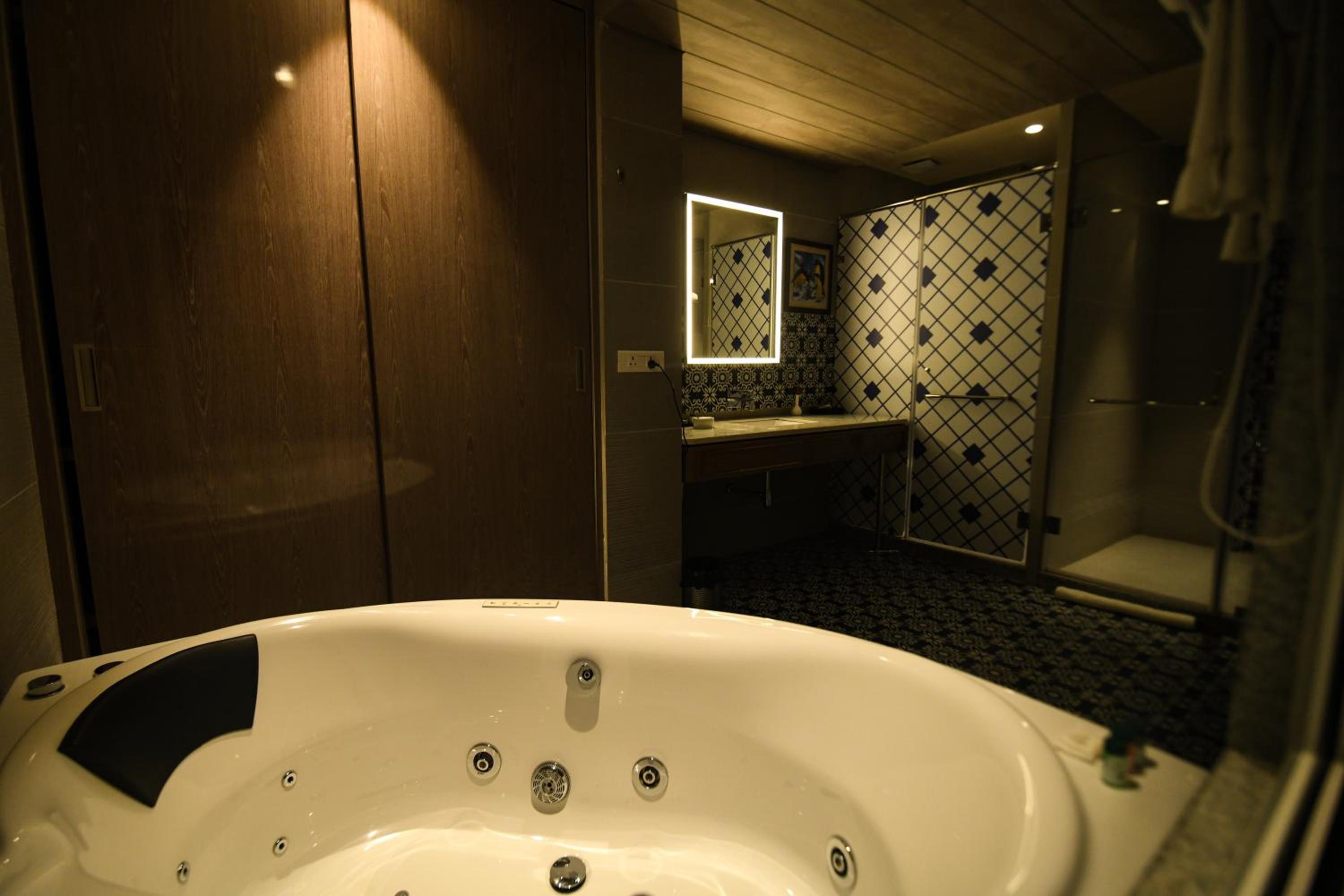 Suite - 15% off on session of Spa, 10% off on Food & Beverage services, 10% off on Access to Club