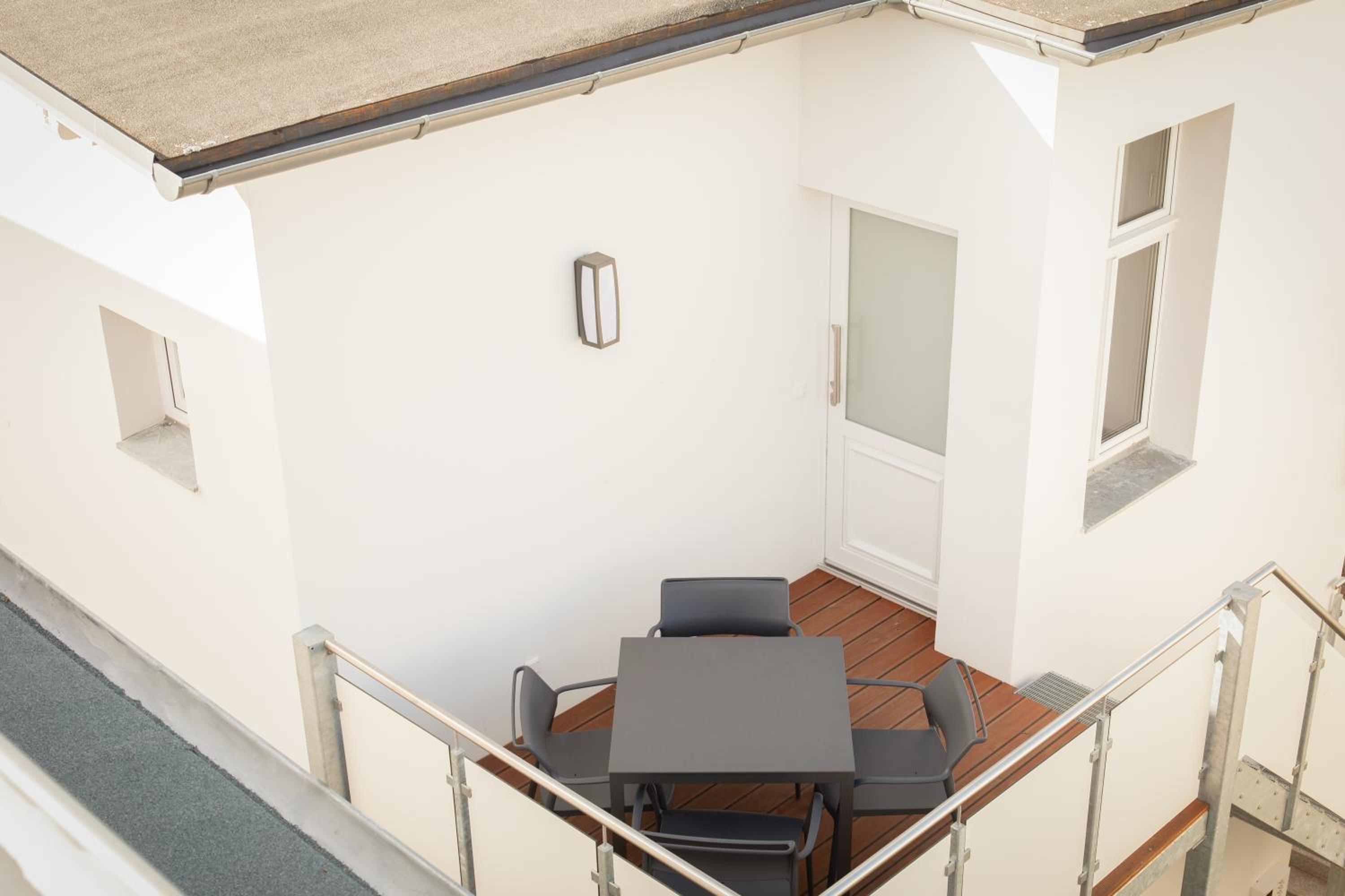 Deluxe Two-Bedroom Apartment with Terrace - 6 - Photo 5