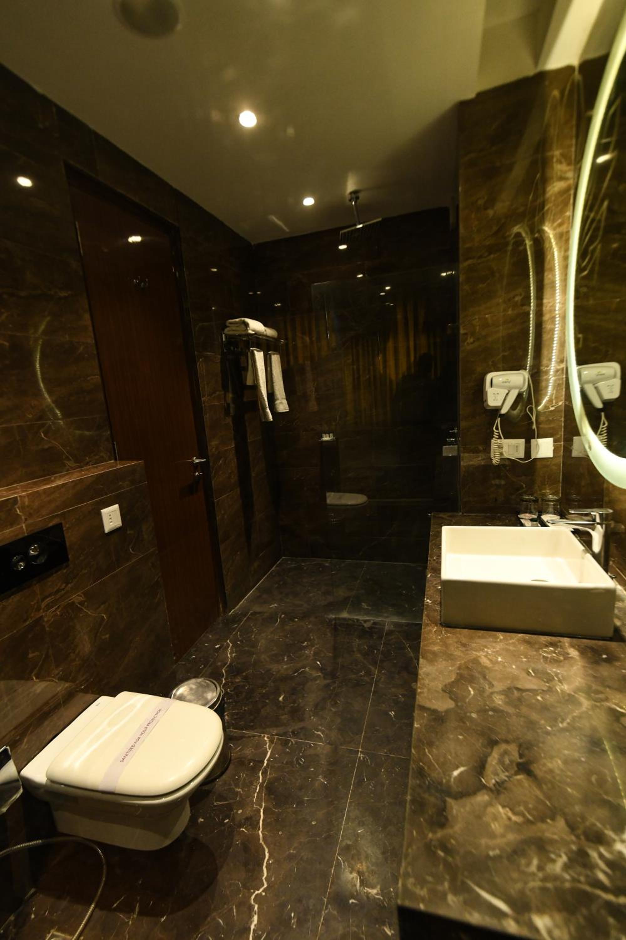 Deluxe Room - 15% off on session of Spa,  10% off on Food & Beverage services, 10% off on Access to Club - Photo 3