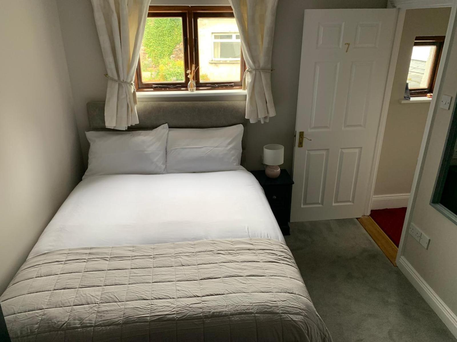 Small Double Room - Photo 6