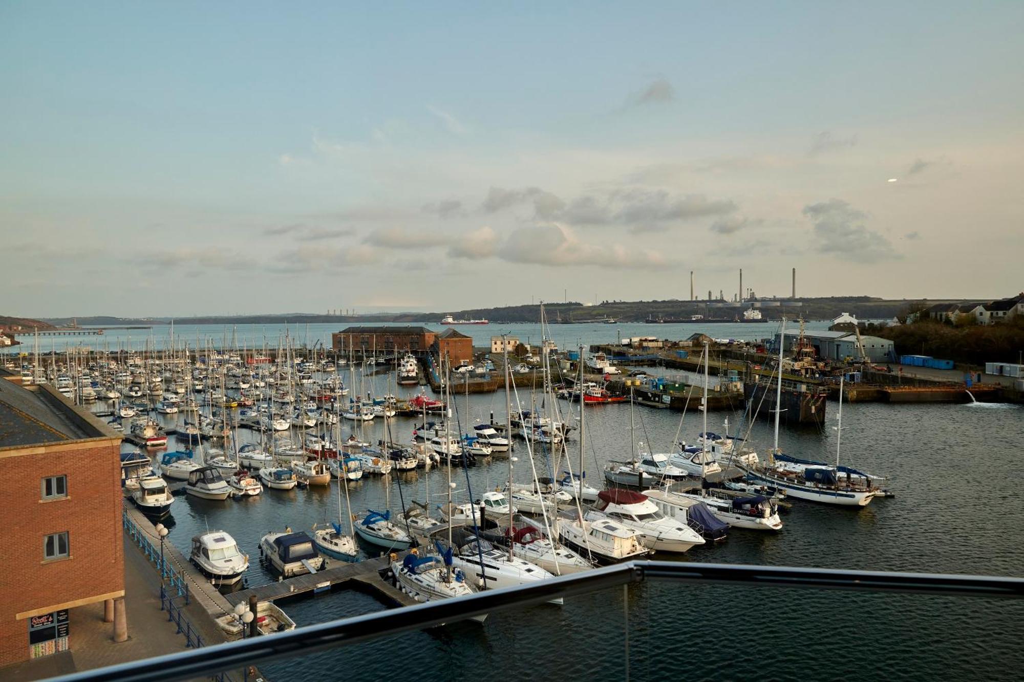 Deluxe Room with Marina View and Balcony - Photo 5