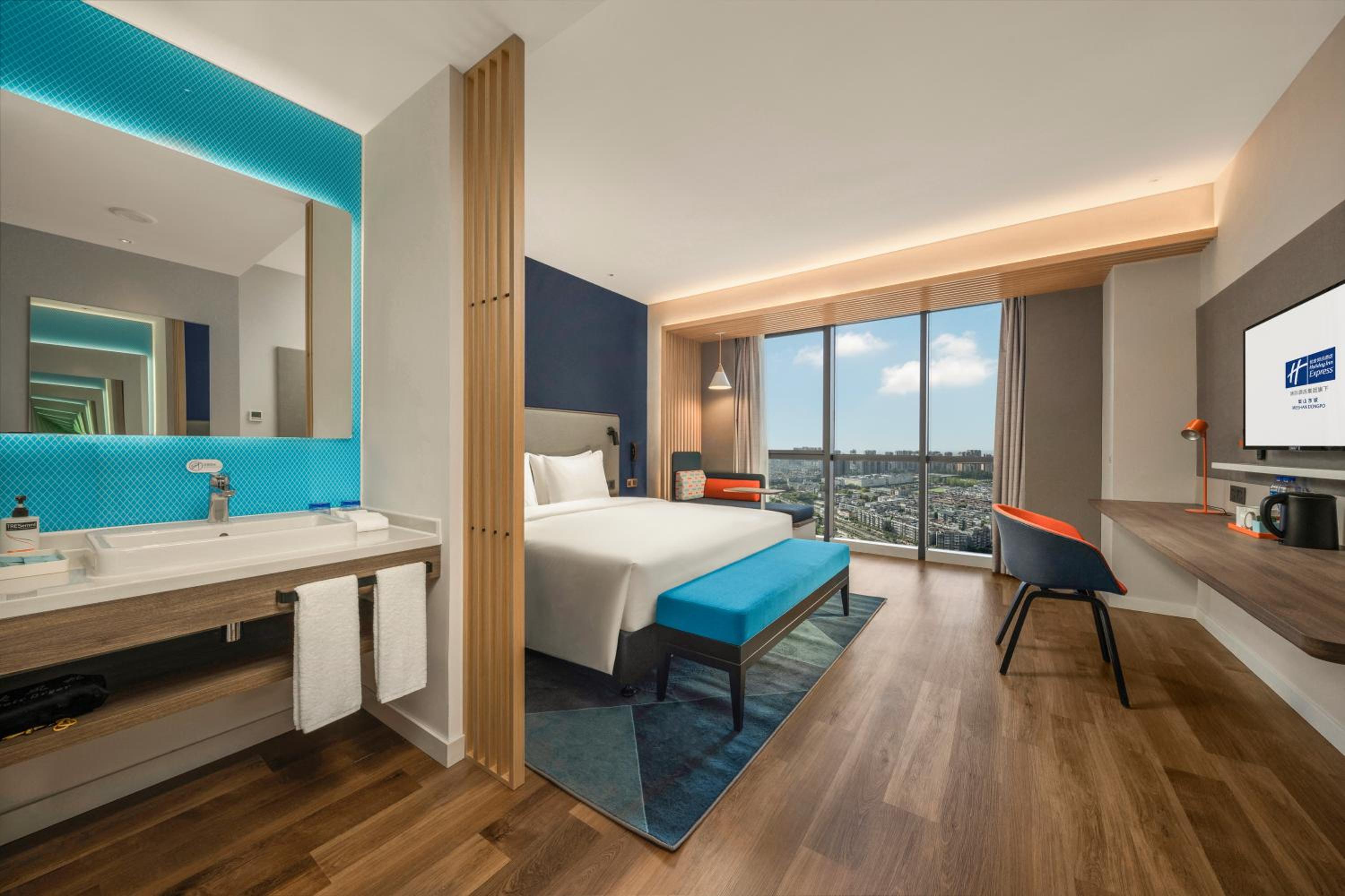 1 King Standard Extra Floor Space City View
