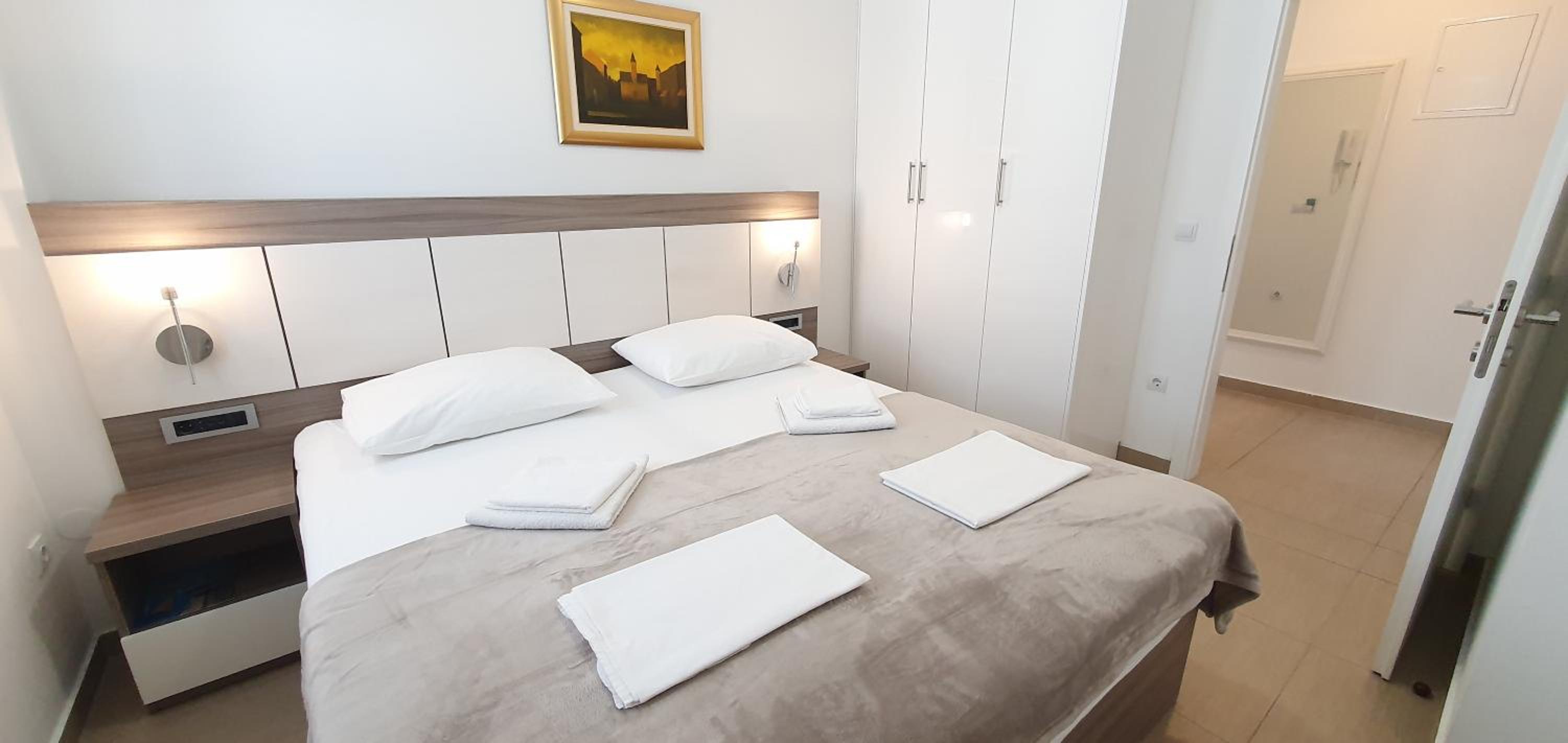 Comfort Two-Bedroom Apartment with Balcony - Photo 11
