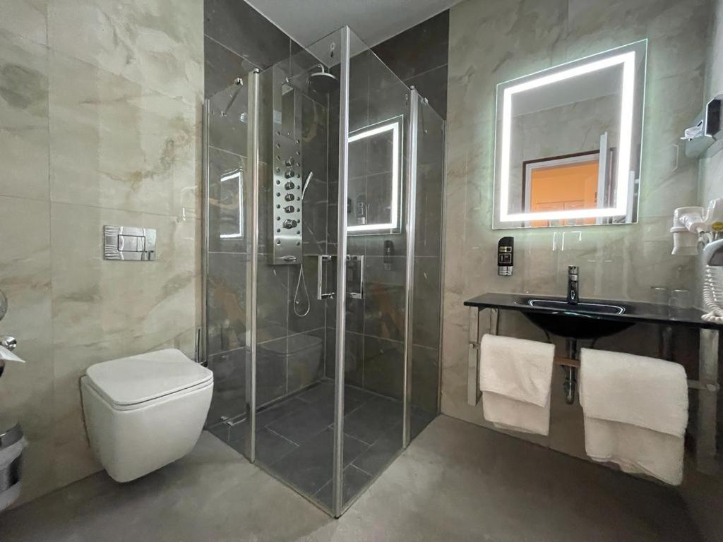 Double Room with Private Bathroom - Photo 6