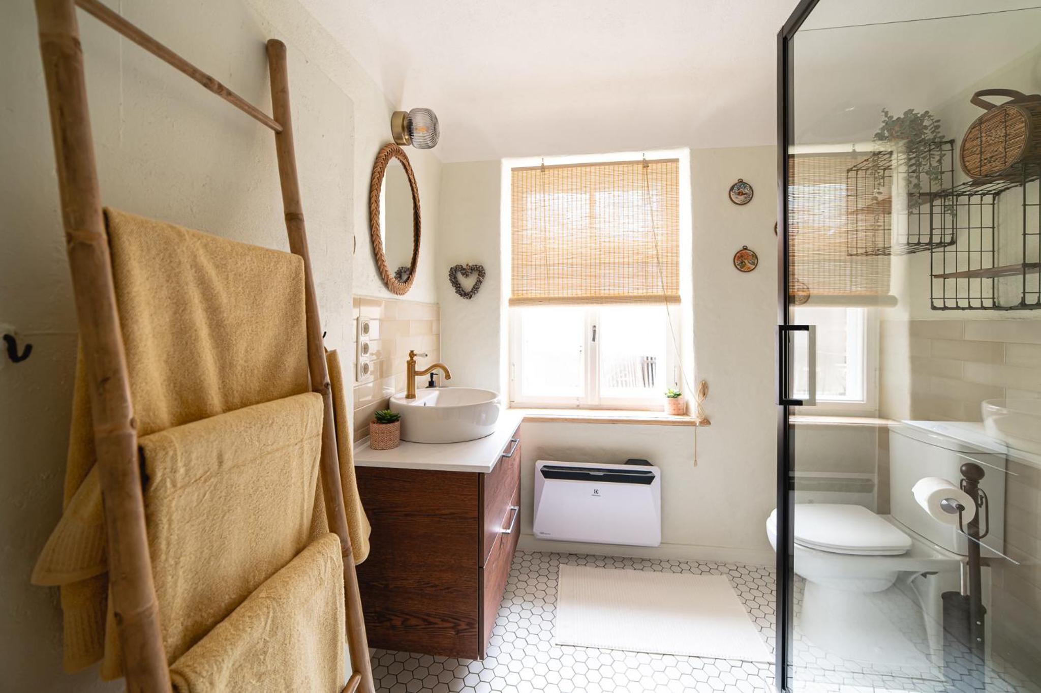 One-Bedroom Apartment - Photo 3