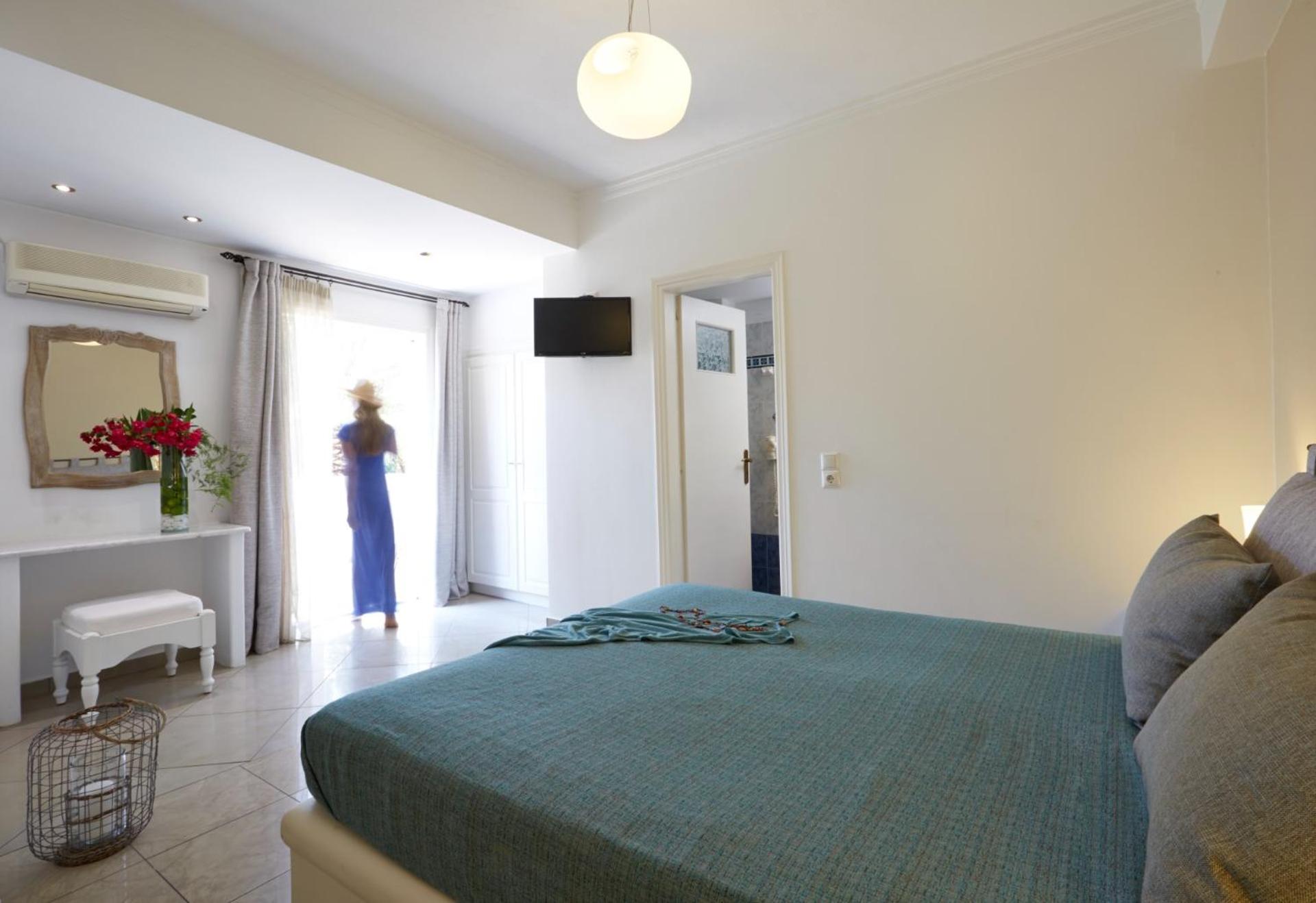 Deluxe Double Room with Outdoor Jetted Tub - Photo 3