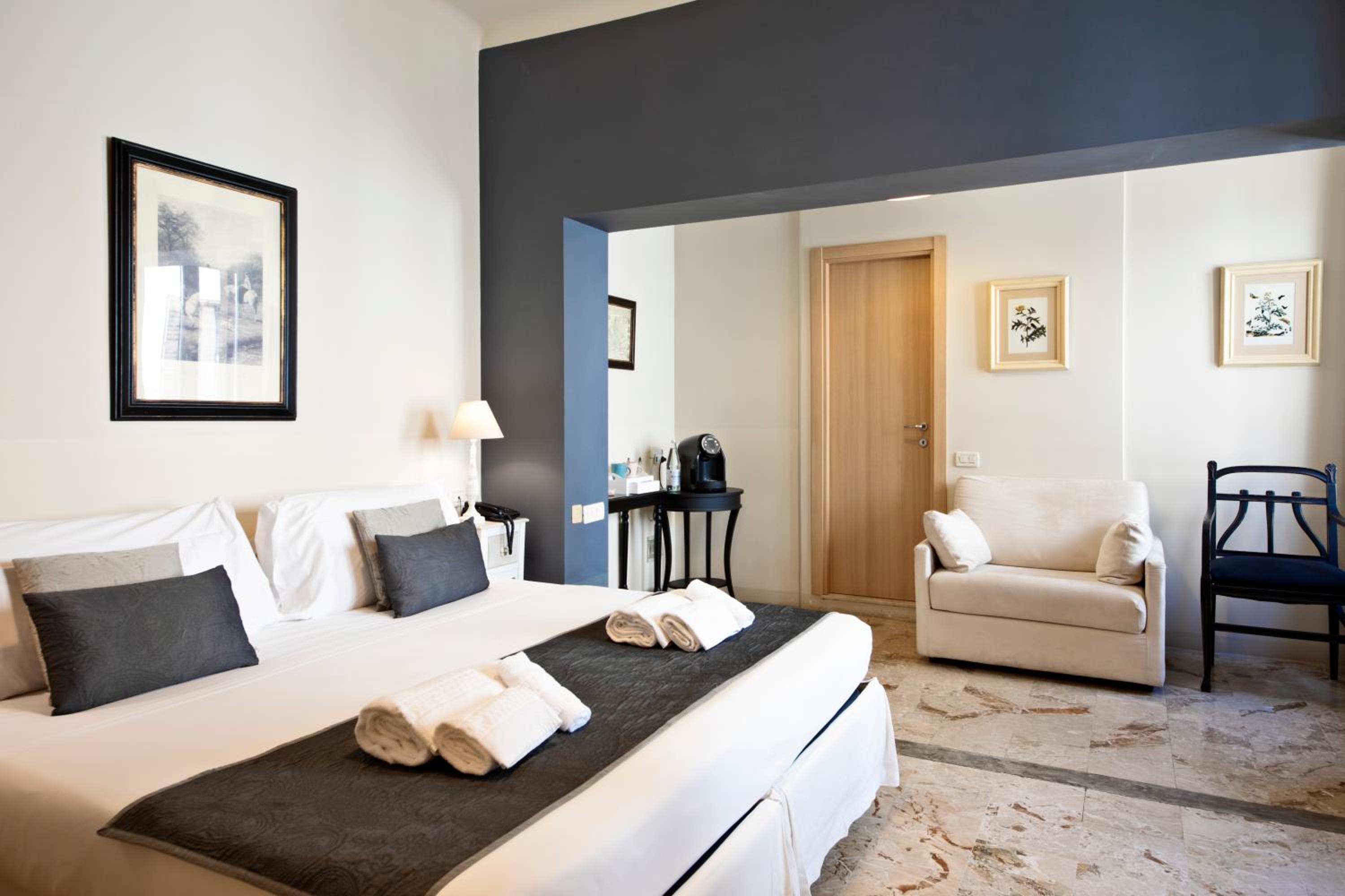 Suite - Photo 1