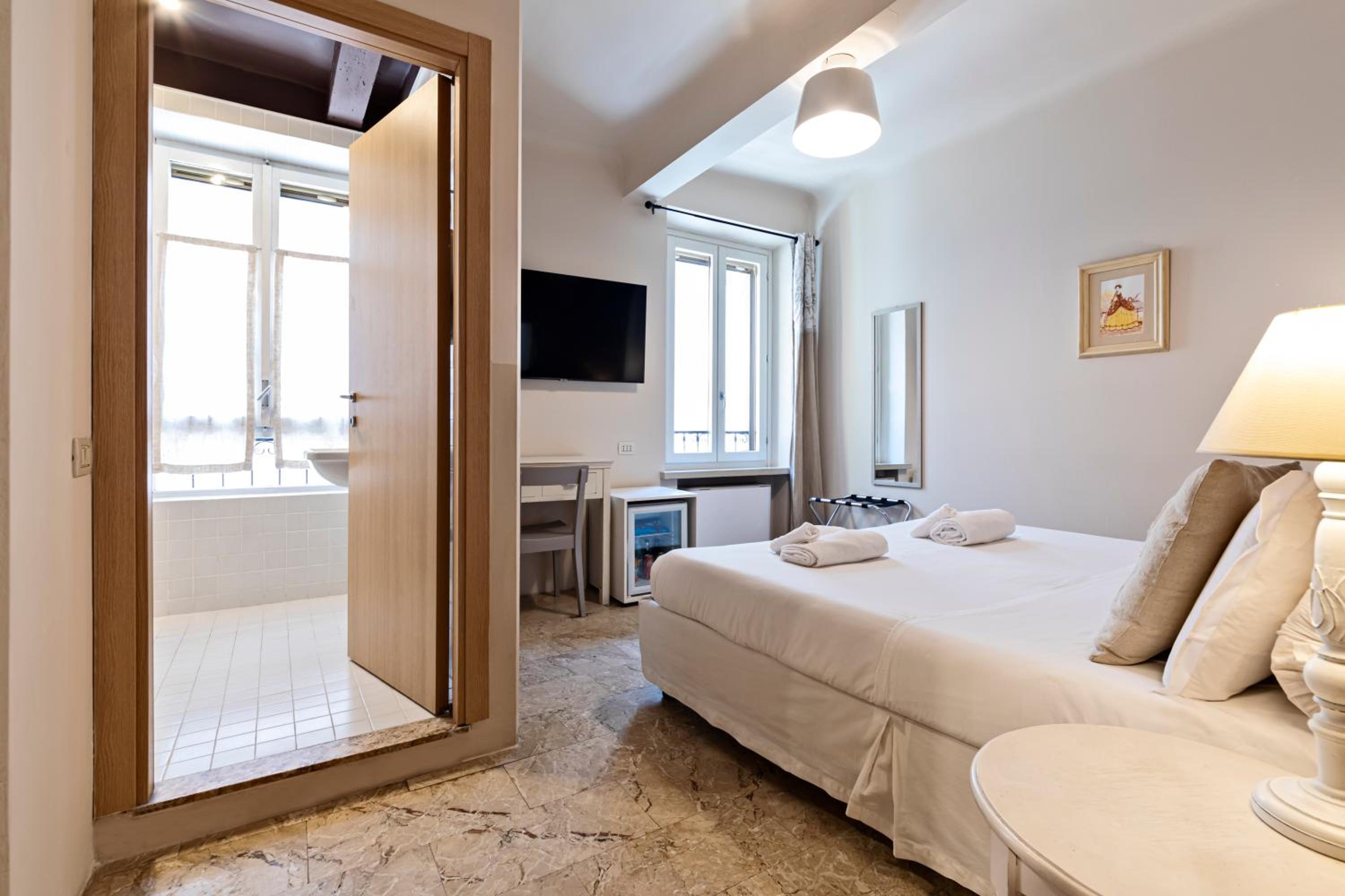 Double Room - Photo 12