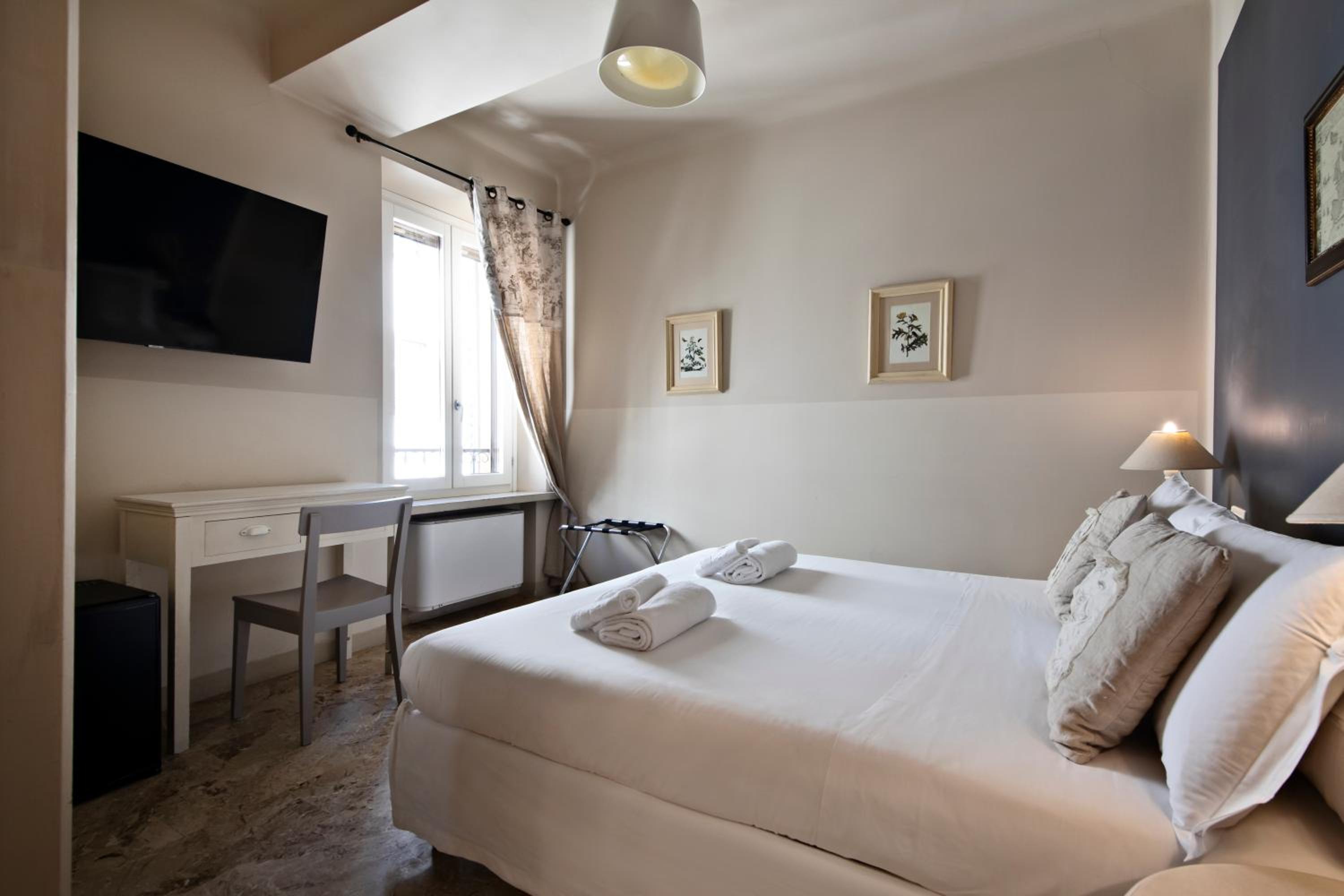 Double Room - Photo 16