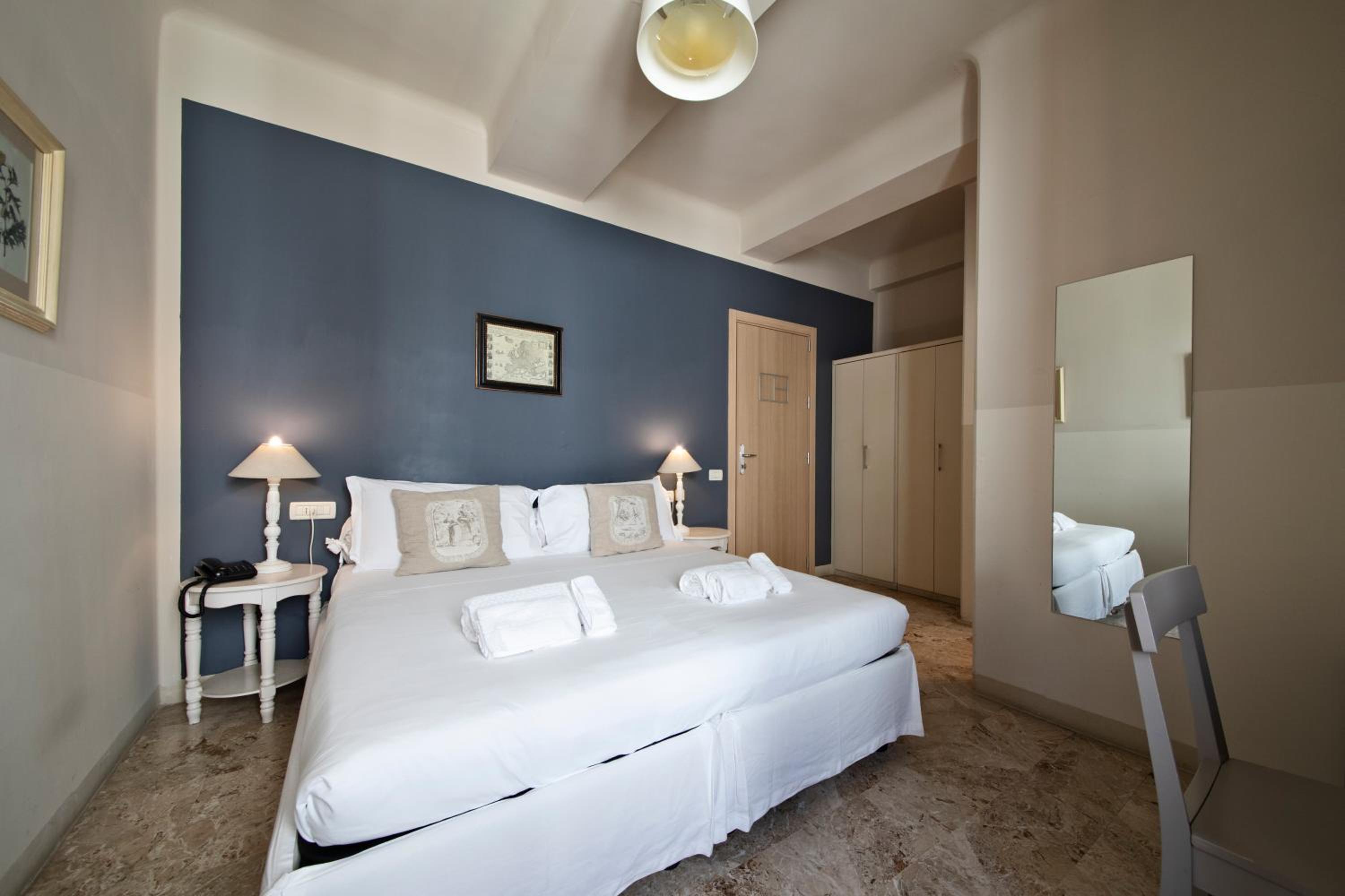 Double Room - Photo 2