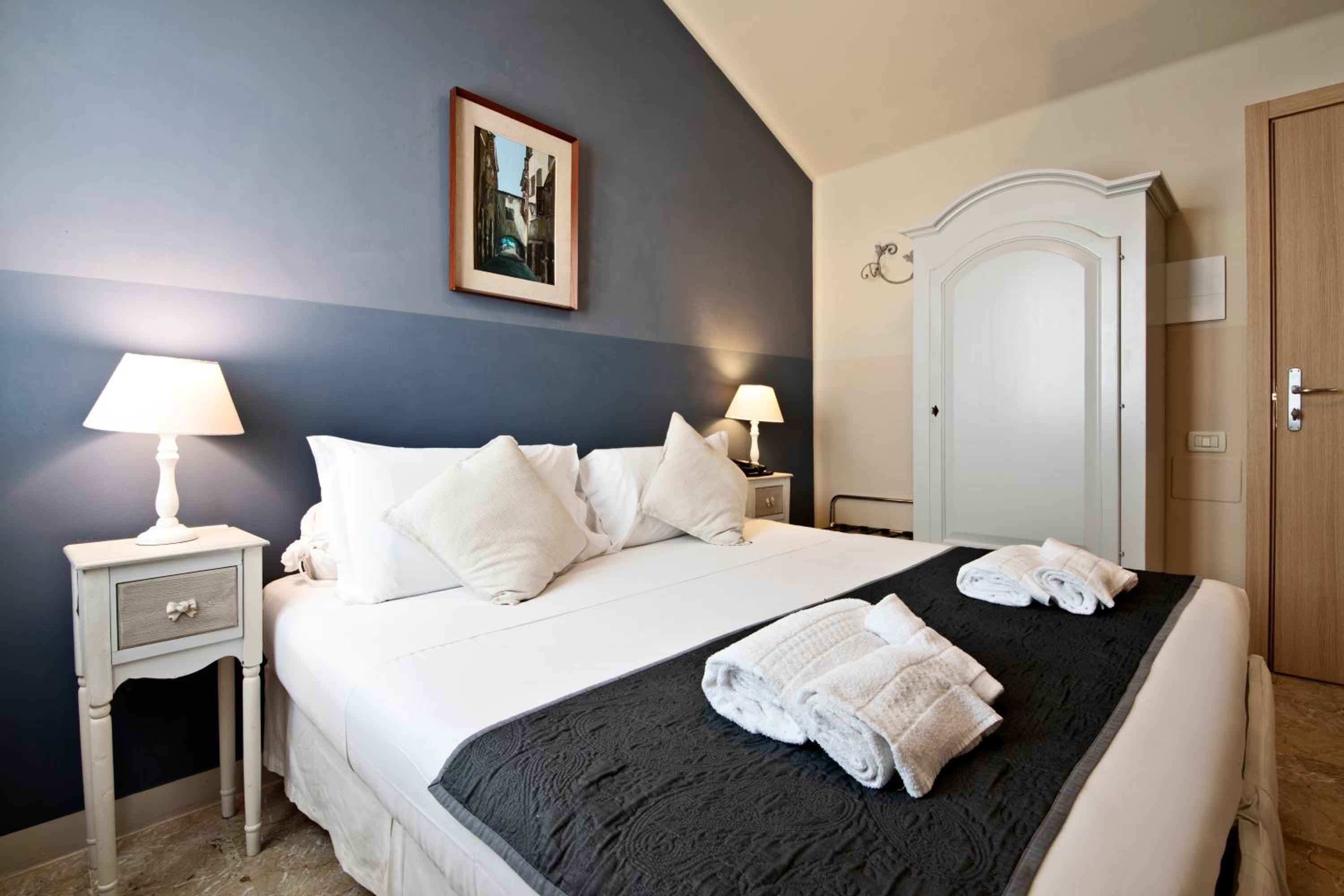 Double Room - Photo 6