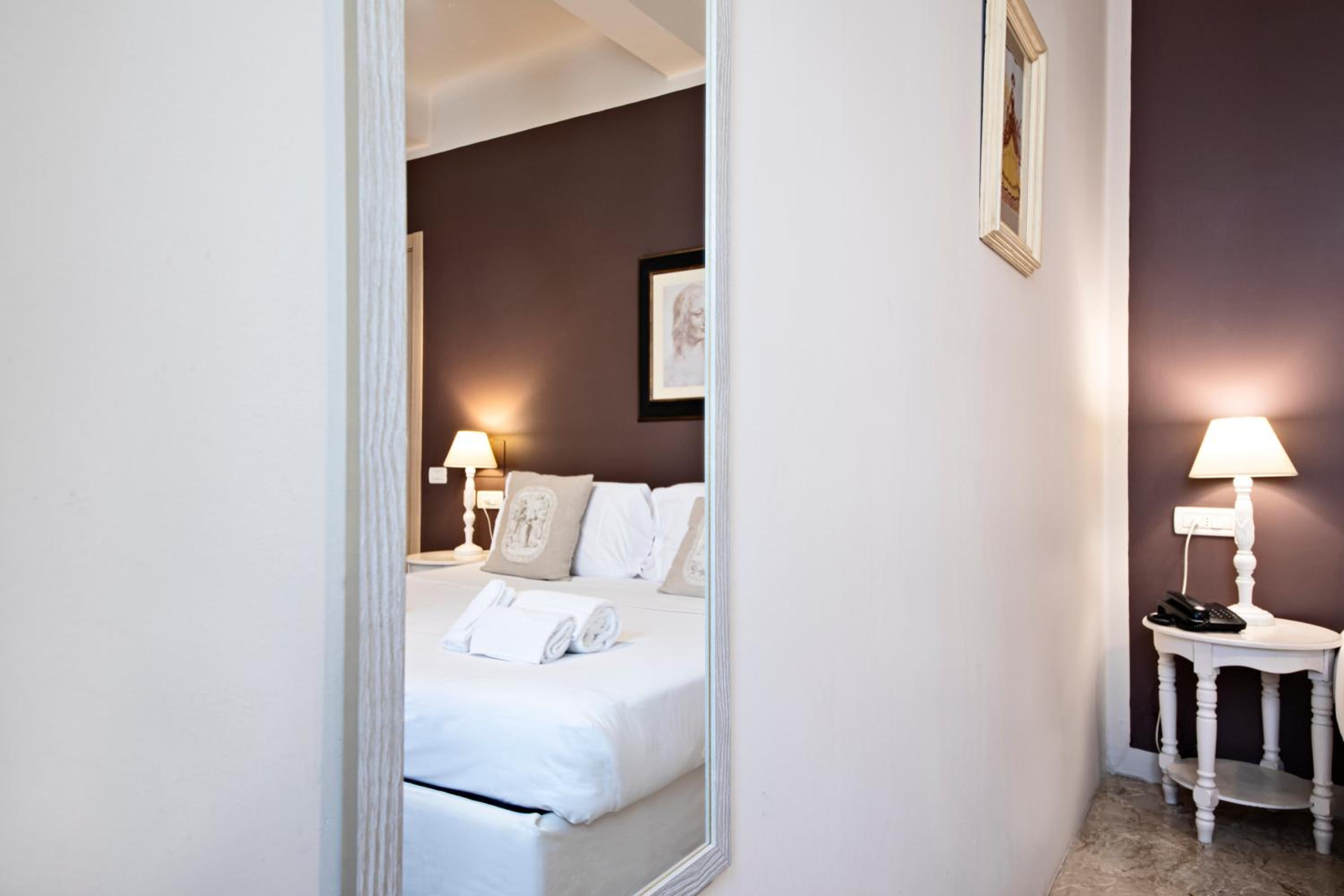 Double Room - Photo 9
