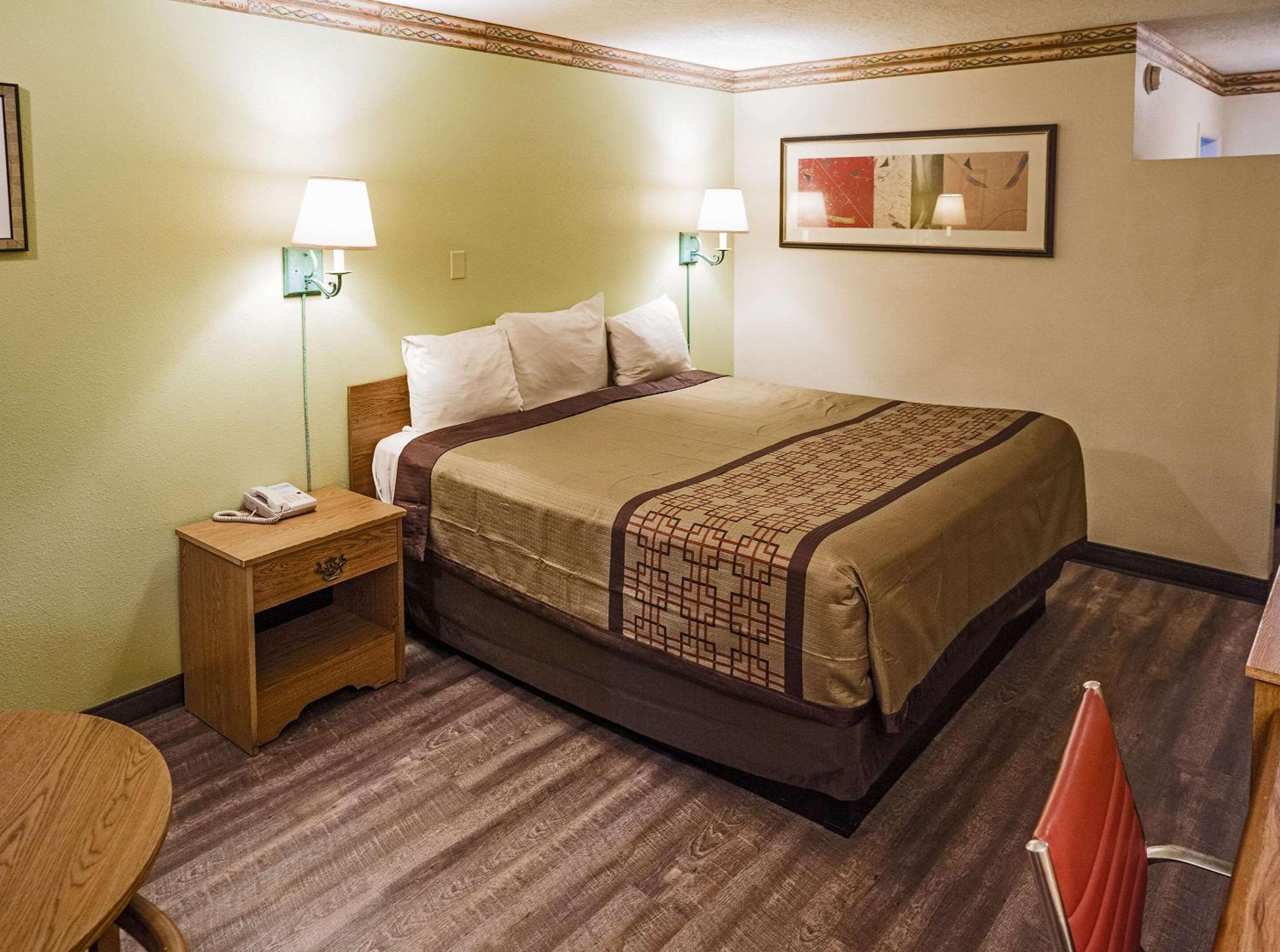 King Room - Non-Smoking photo 1