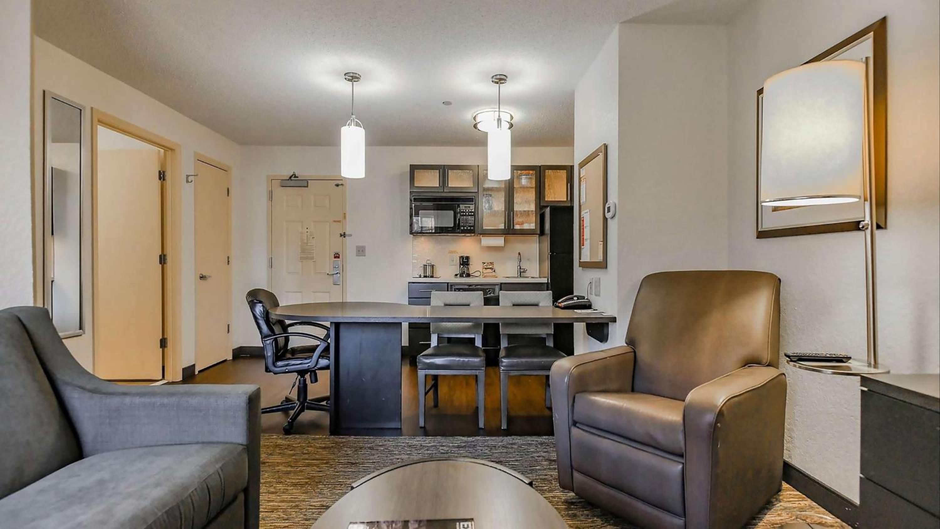 One-Bedroom Queen Suite - Photo 2
