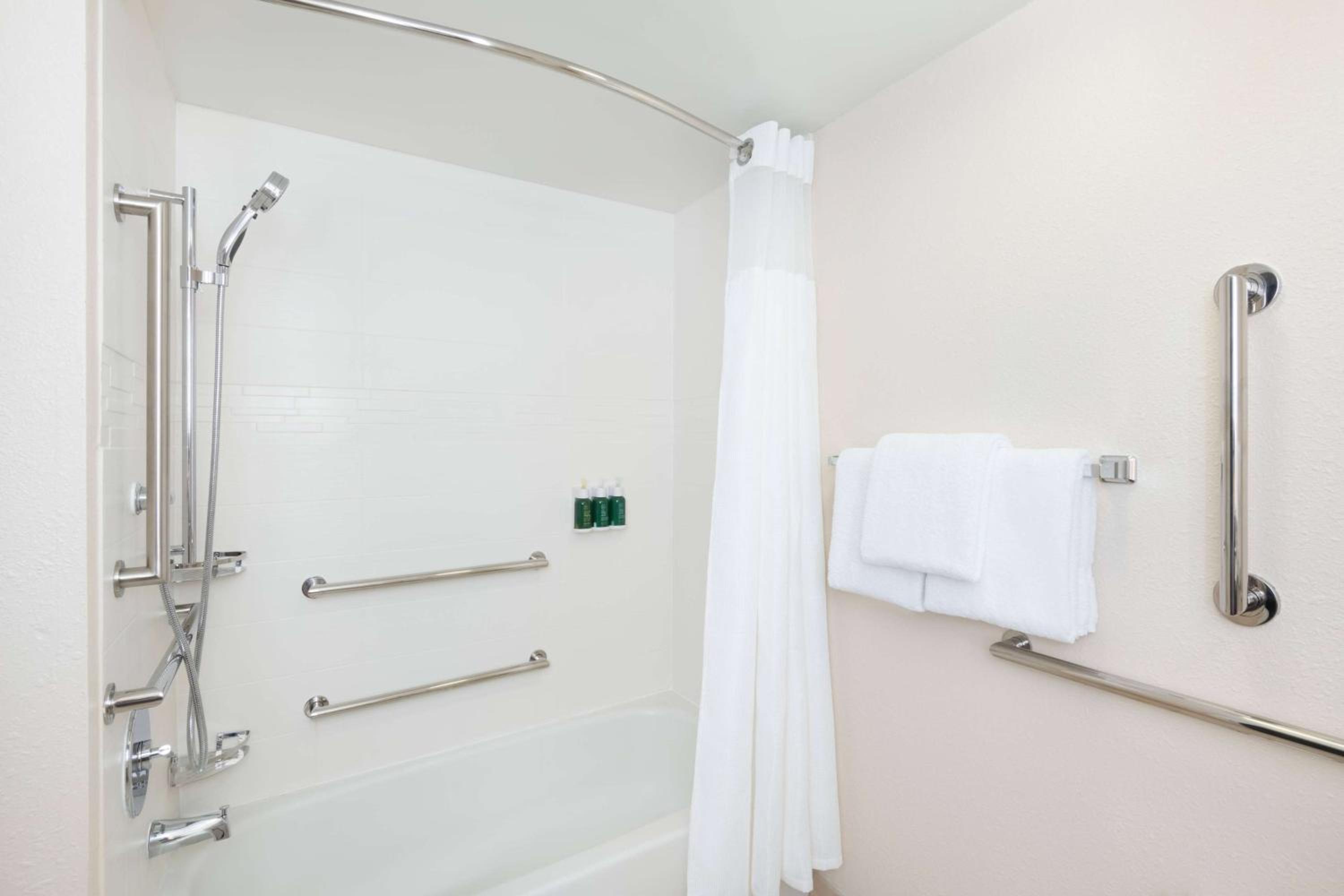 One Bedroom Suite Queen with Tub - Mobility Accessible - Photo 4