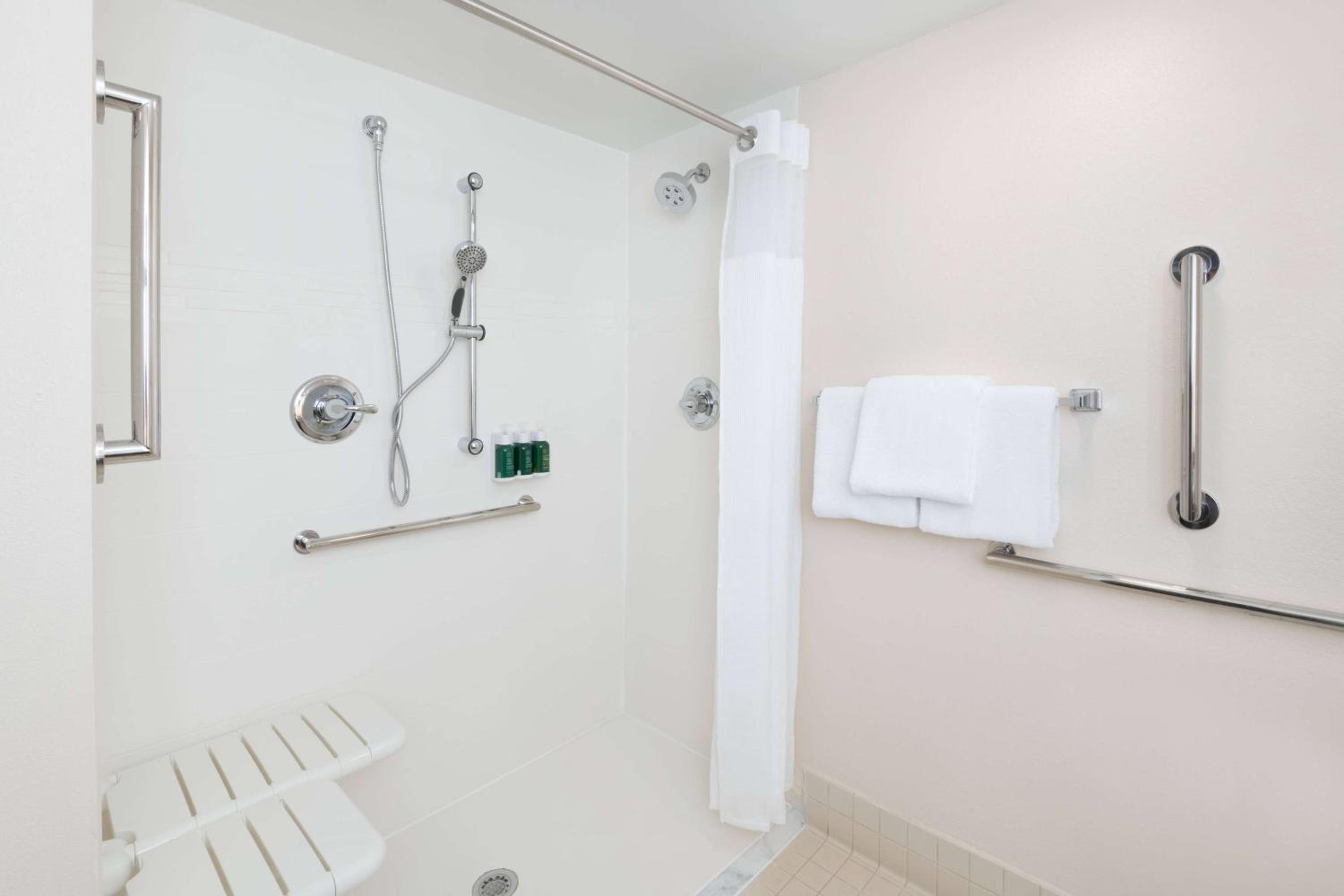 One Bedroom Suite Queen with Roll-In Shower - Mobility Accessible - Photo 4