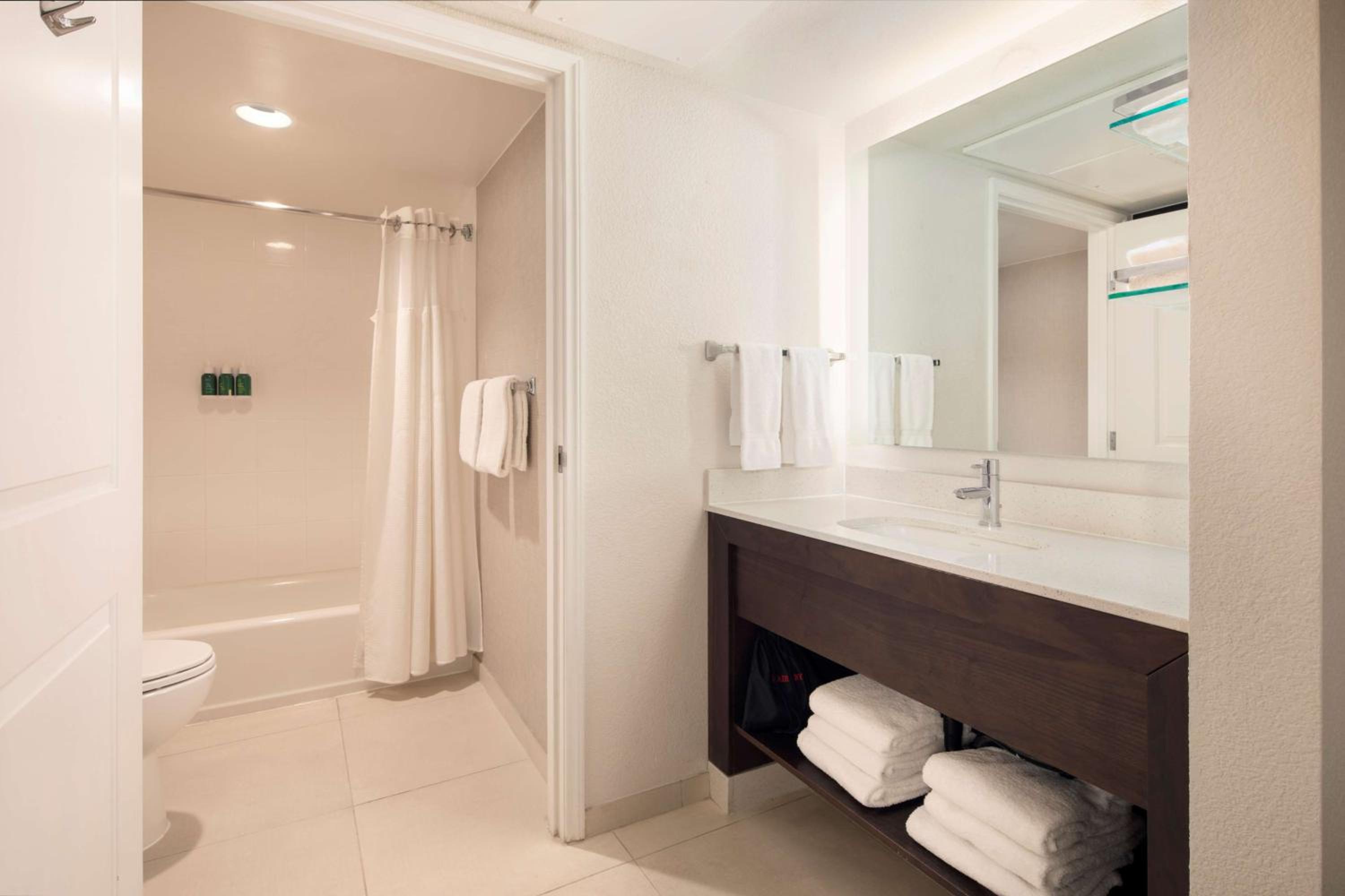 One Bedroom Suite Queen - Photo 5