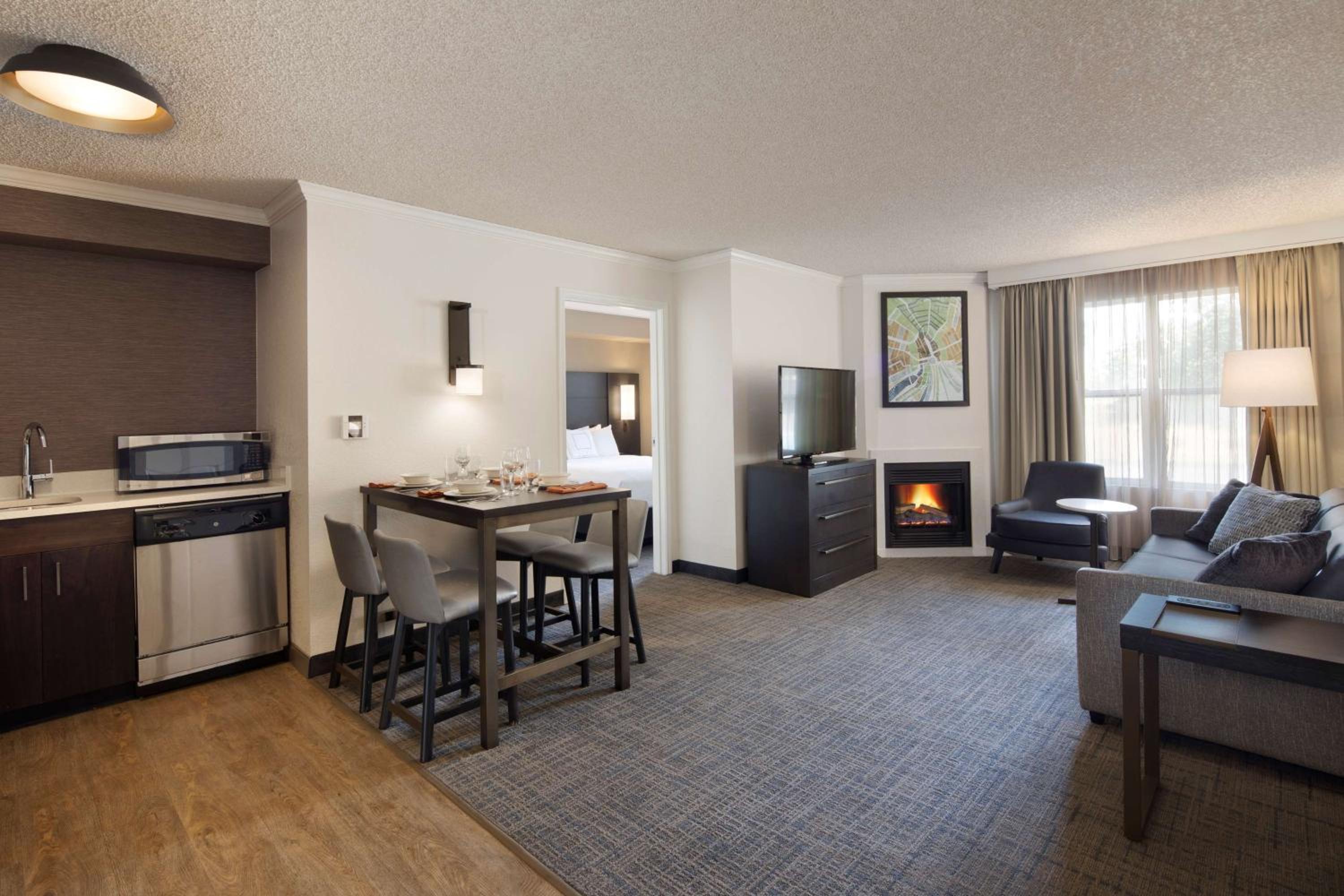 Two Bedroom Suite  with Two Queen Beds - Photo 4