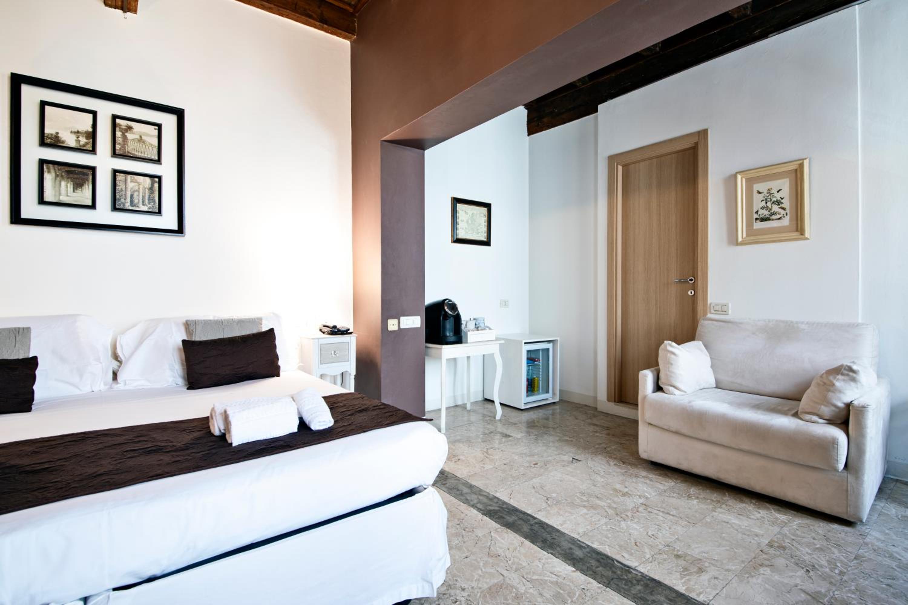 Suite - Photo 7