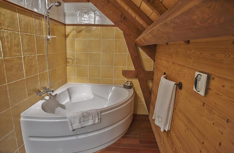 Deluxe Double or Twin Room - Photo 8