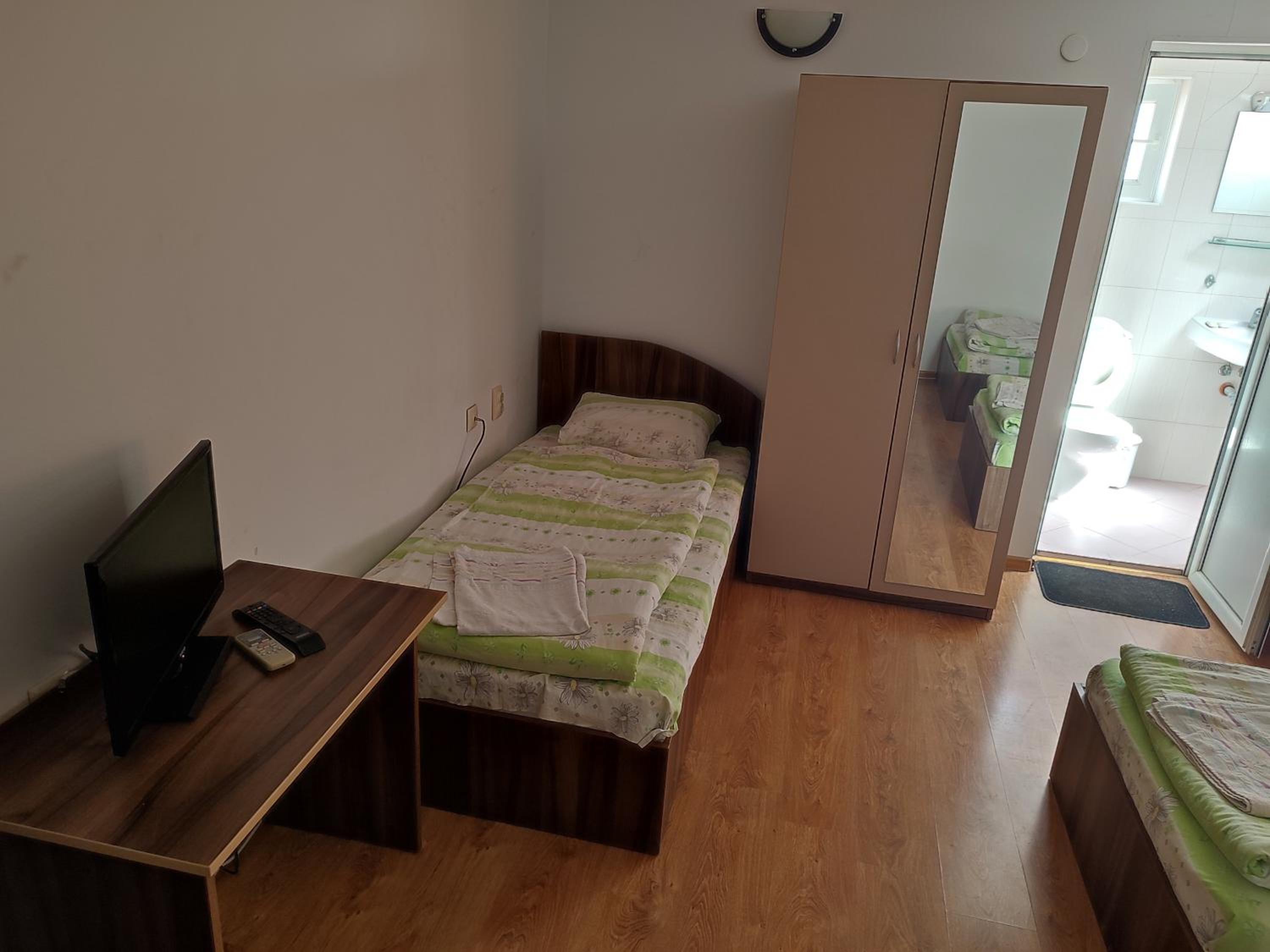 Basic Triple Room photo 3